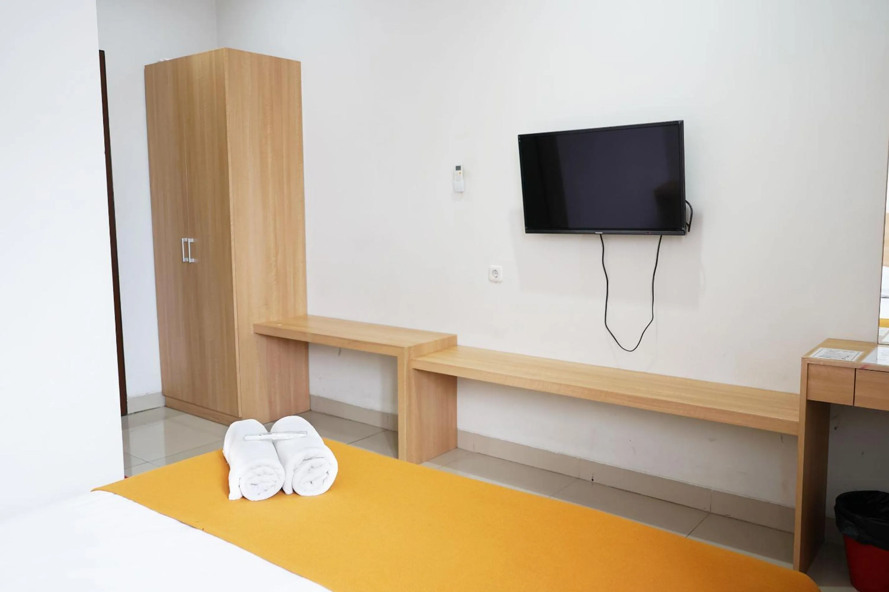 Bedroom, Bed in UROOMS Tanah Abang