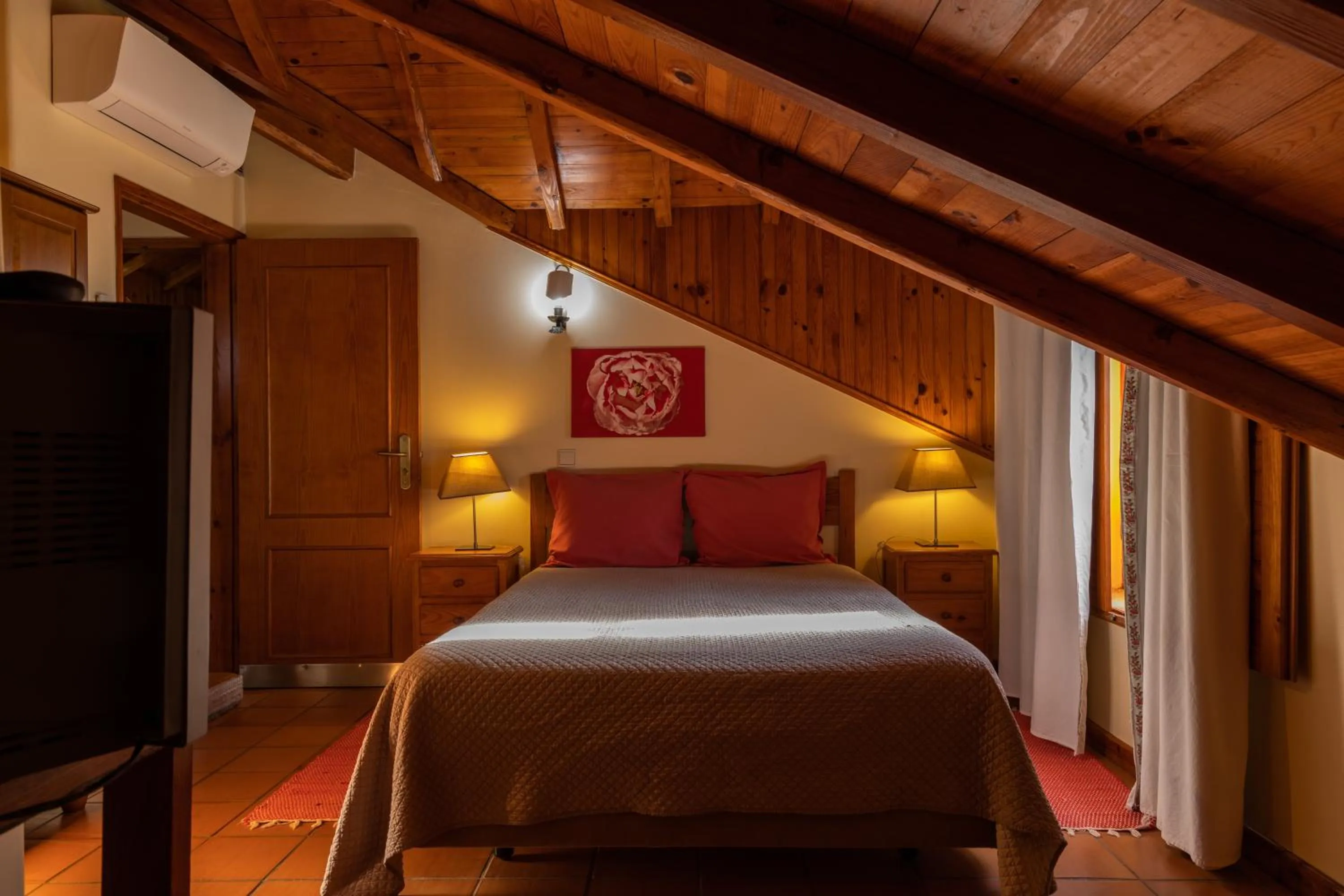 Photo of the whole room, Bed in Quinta Do Crestelo Aparthotel