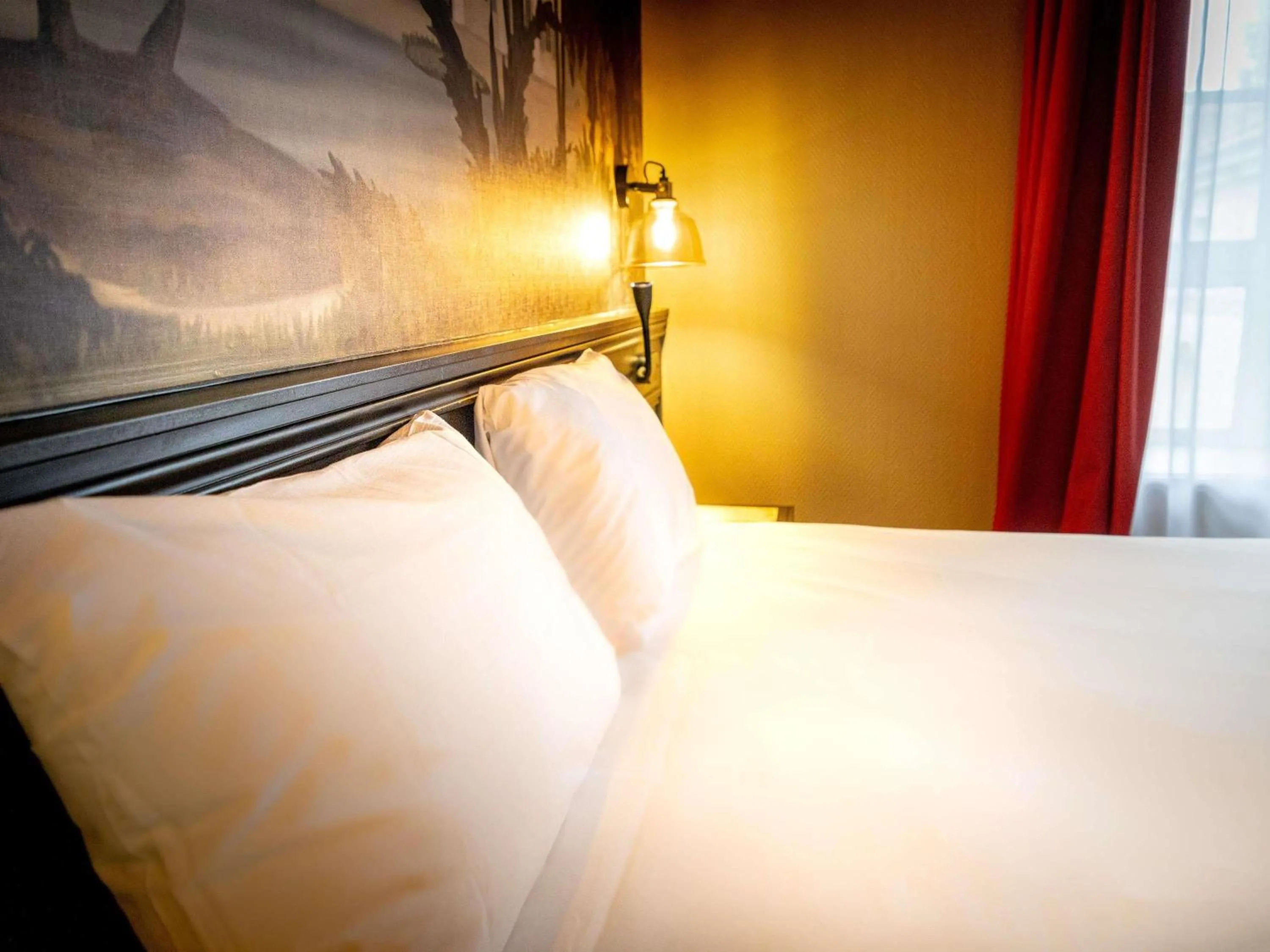 Bedroom, Bed in Hôtel Mercure Rochefort La Corderie Royale