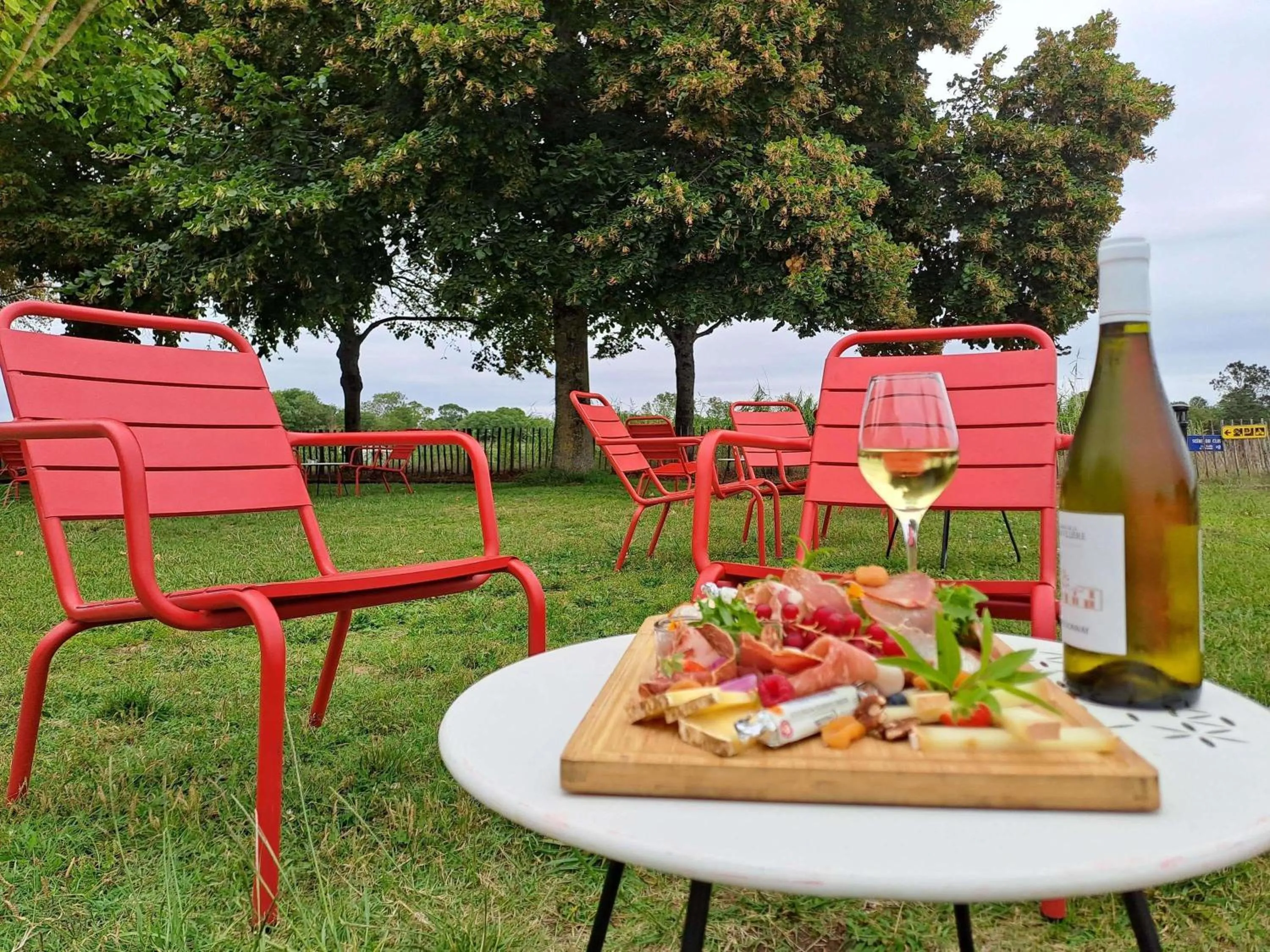 Lounge or bar in Hôtel Mercure Rochefort La Corderie Royale