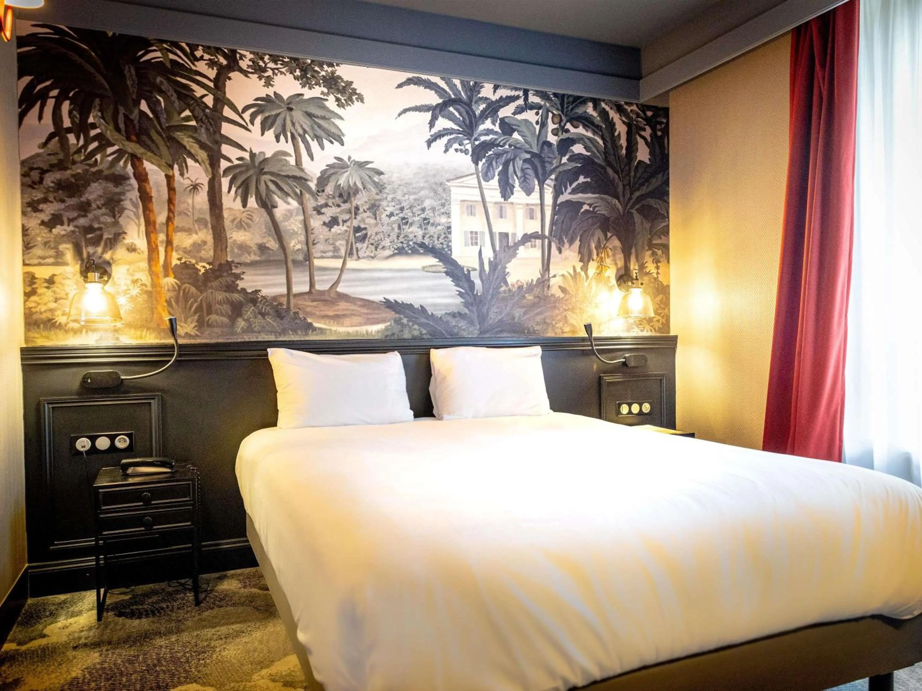 Bedroom, Bed in Hôtel Mercure Rochefort La Corderie Royale