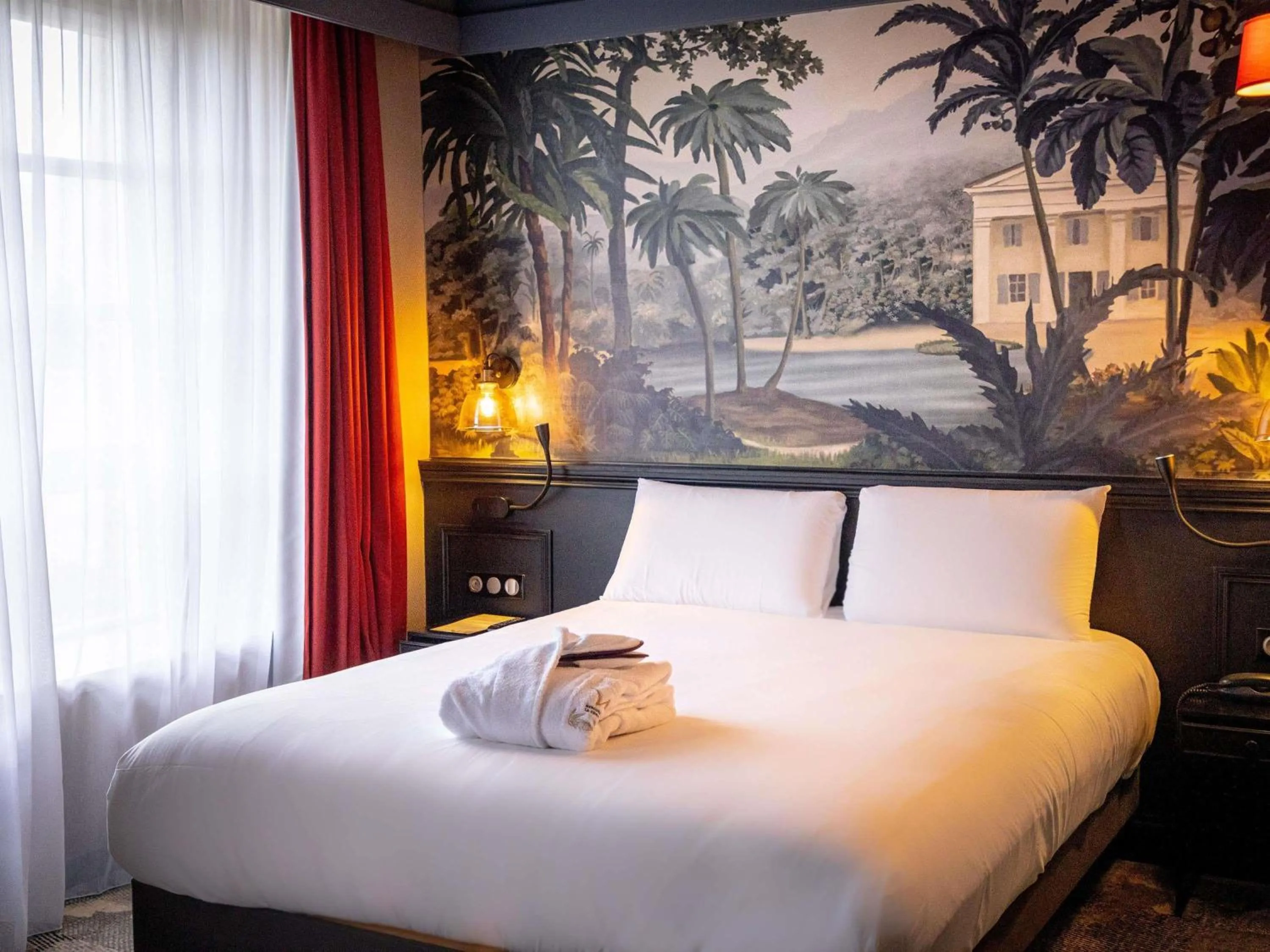 Bedroom, Bed in Hôtel Mercure Rochefort La Corderie Royale