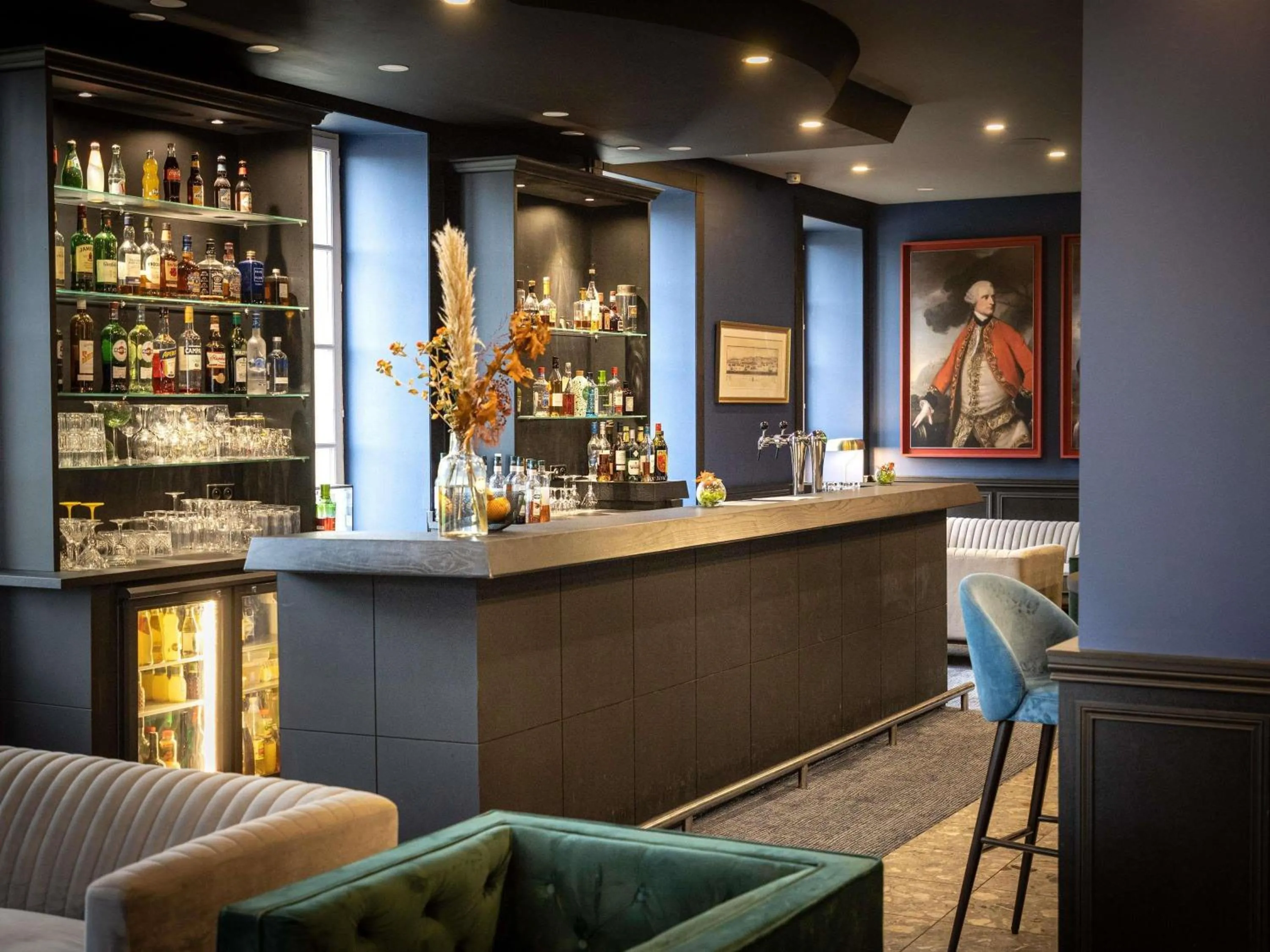Lounge or bar in Hôtel Mercure Rochefort La Corderie Royale