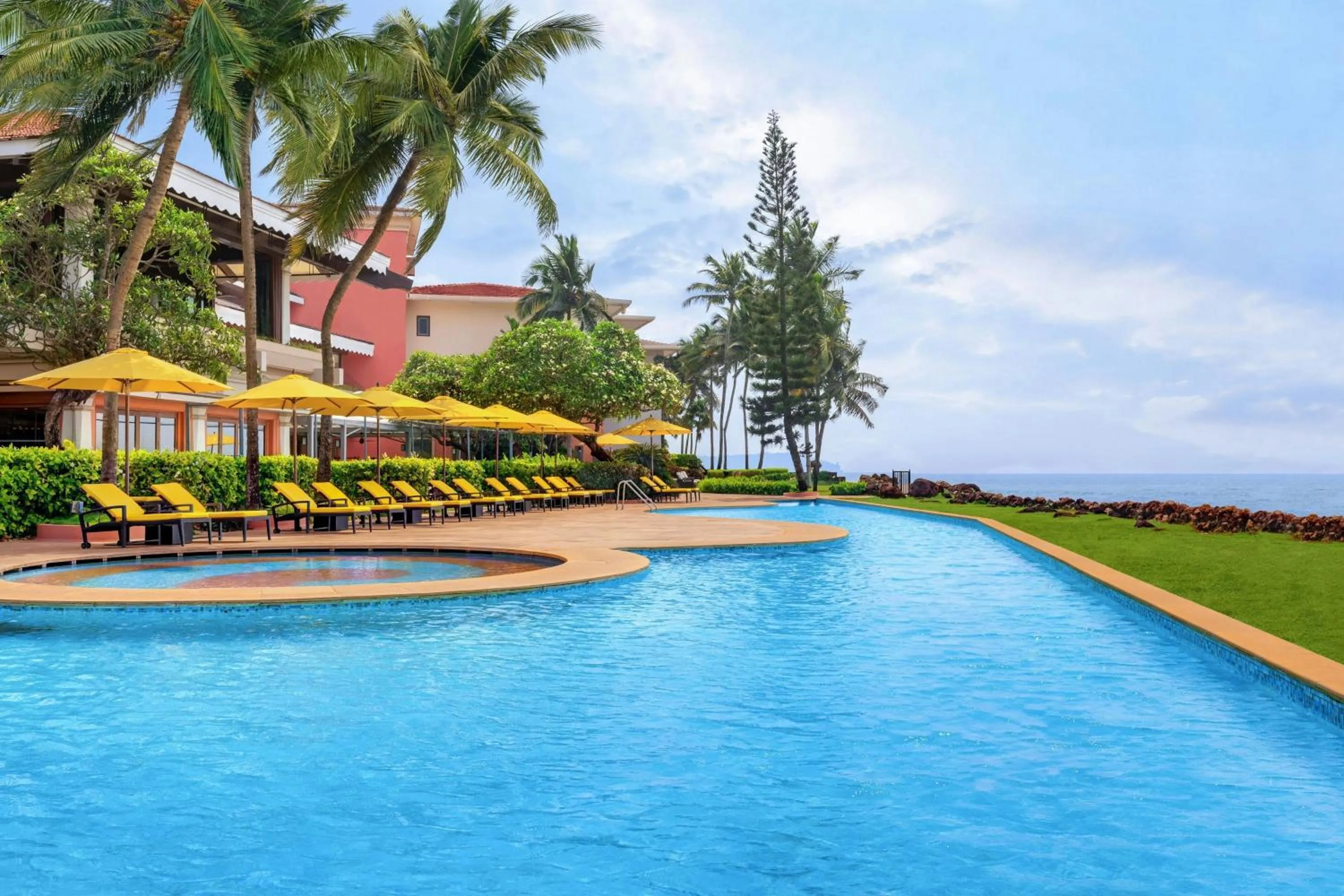Swimming pool in Goa Marriott Resort & Spa
