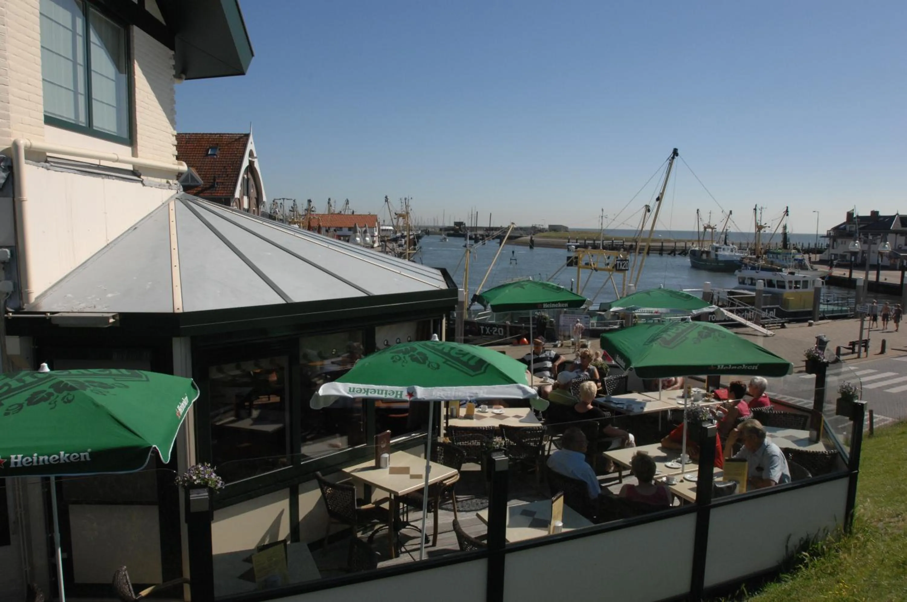 group of guests in Hotel Havenzicht Texel
