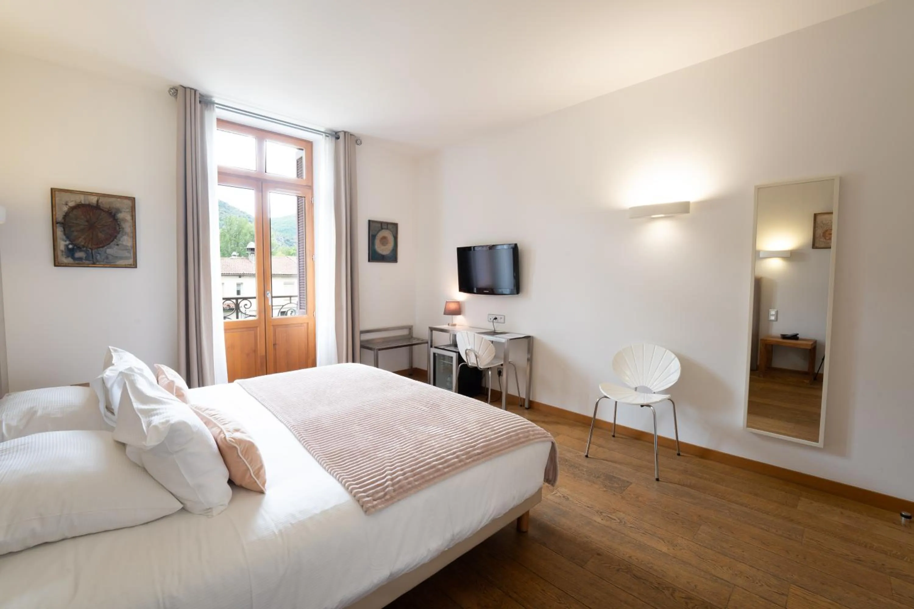 Bed in Le Manoir d'Agnès Logis hôtel restaurant