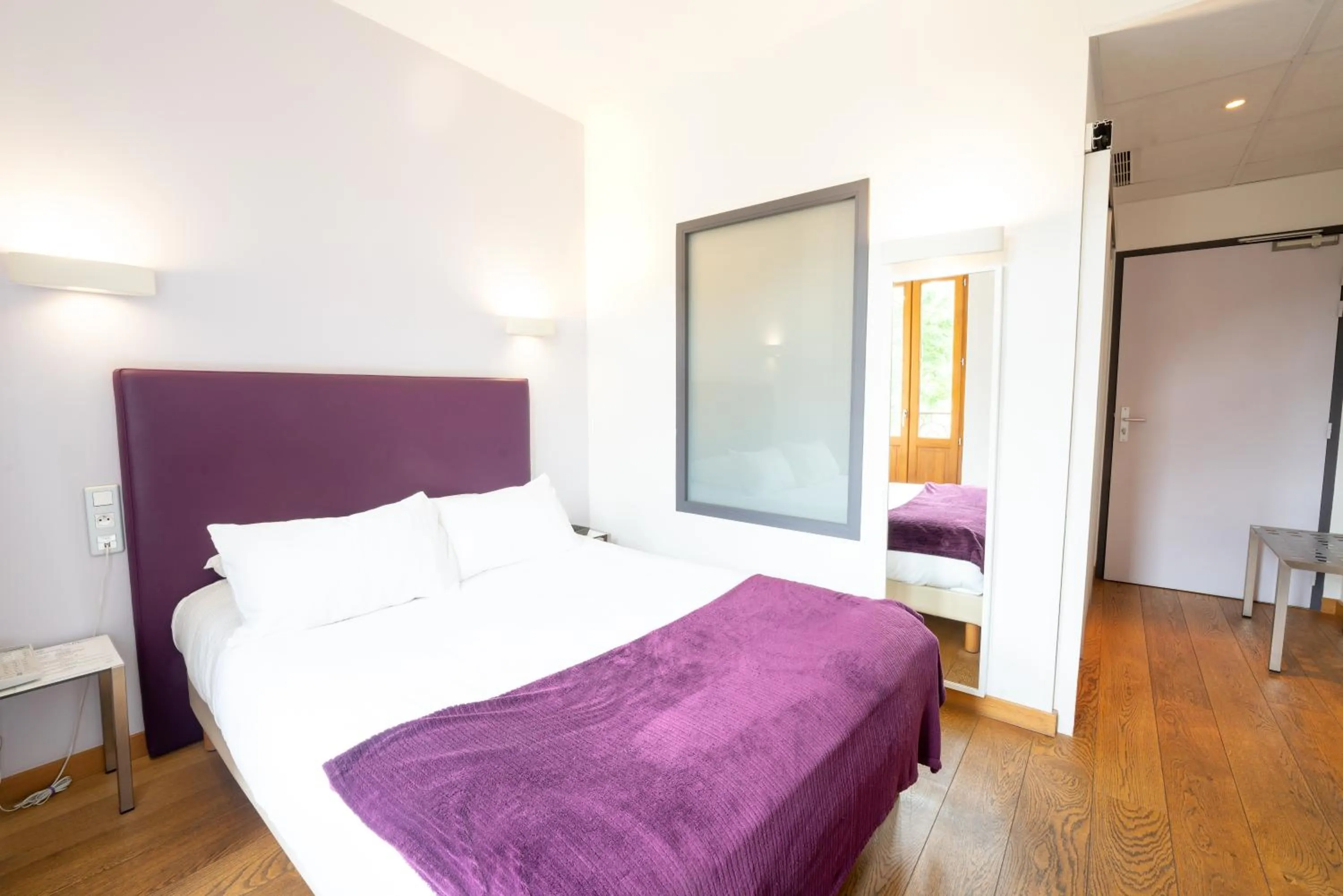 Bed in Le Manoir d'Agnès Logis hôtel restaurant