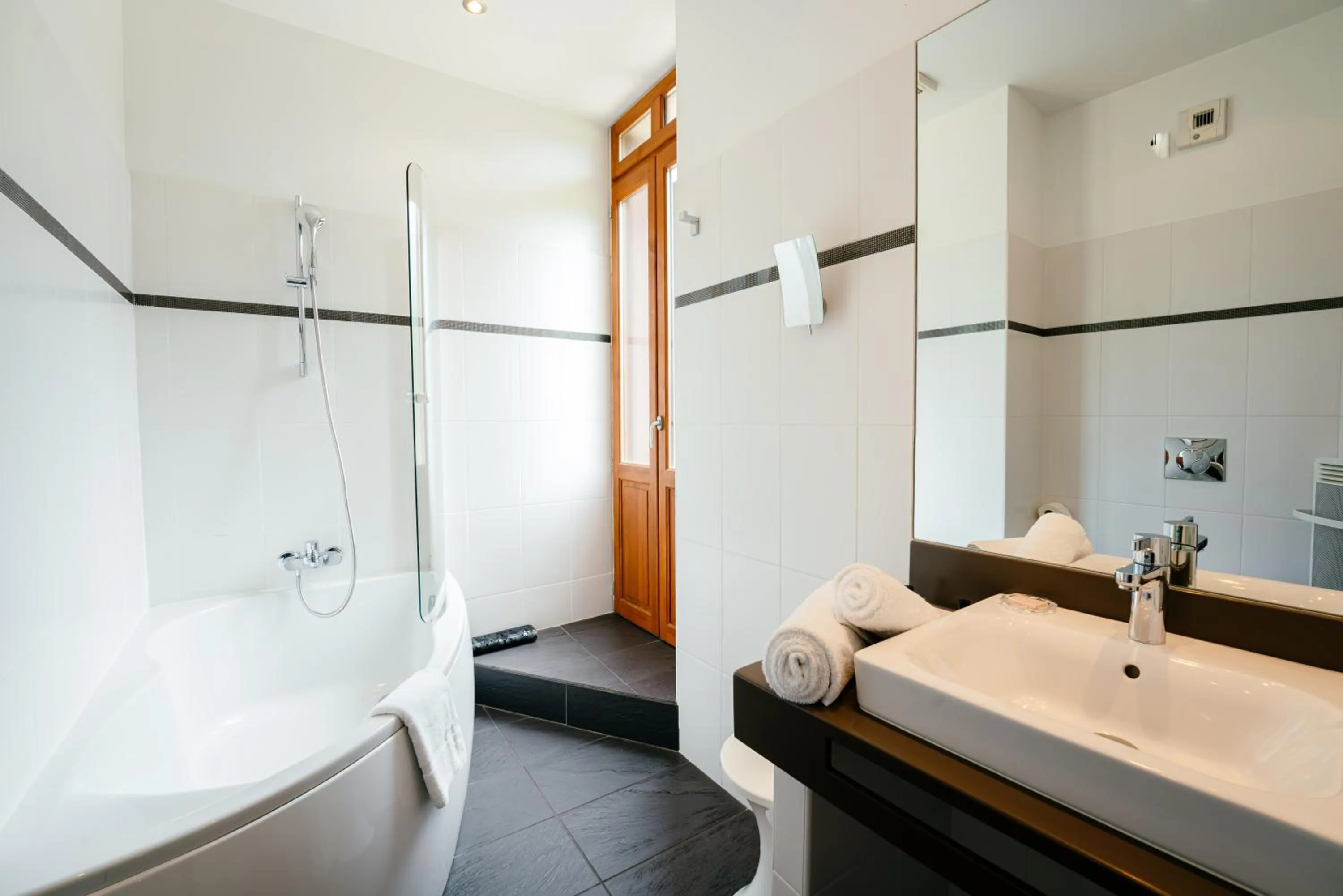 Shower in Le Manoir d'Agnès Logis hôtel restaurant