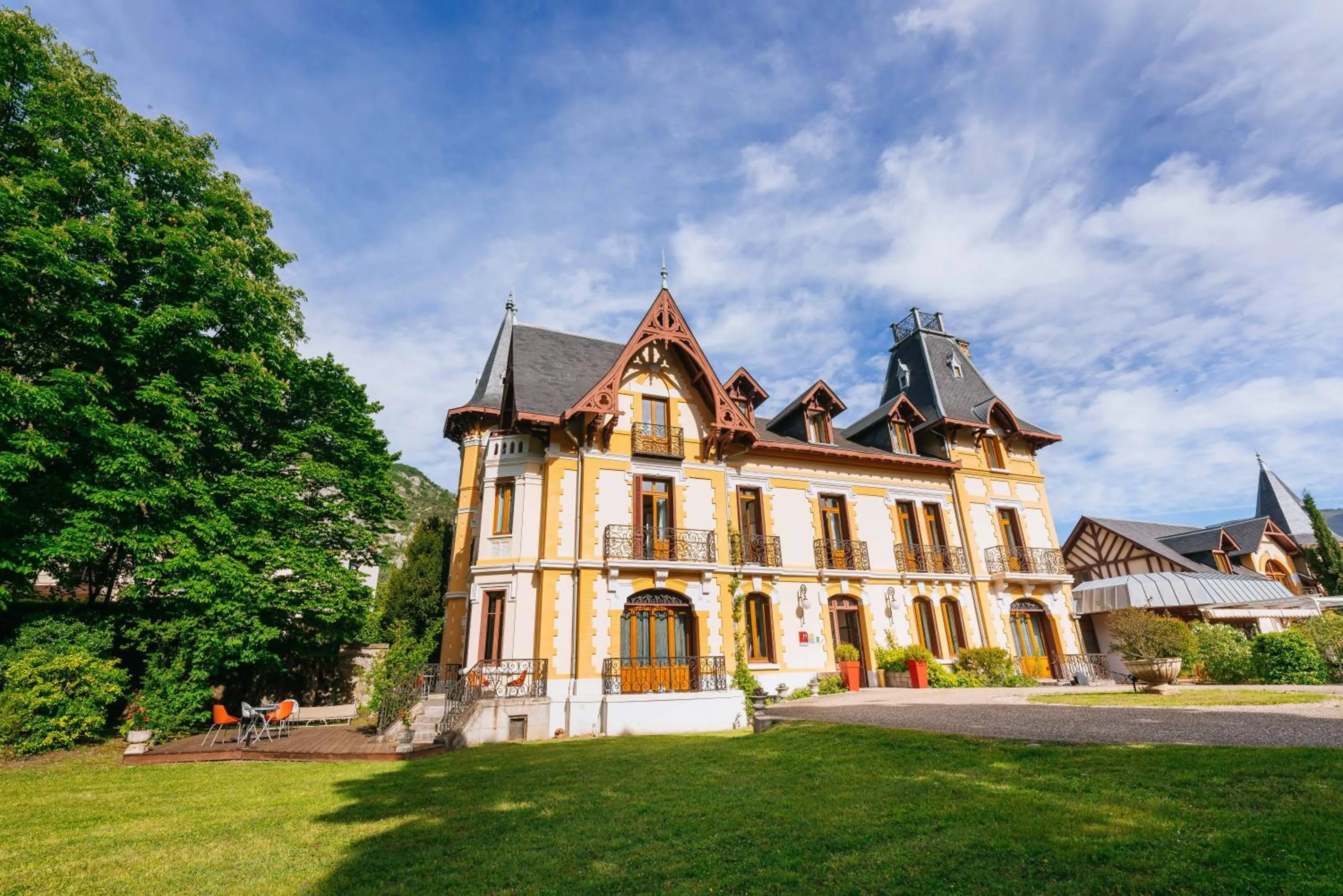 Property building in Le Manoir d'Agnès Logis hôtel restaurant