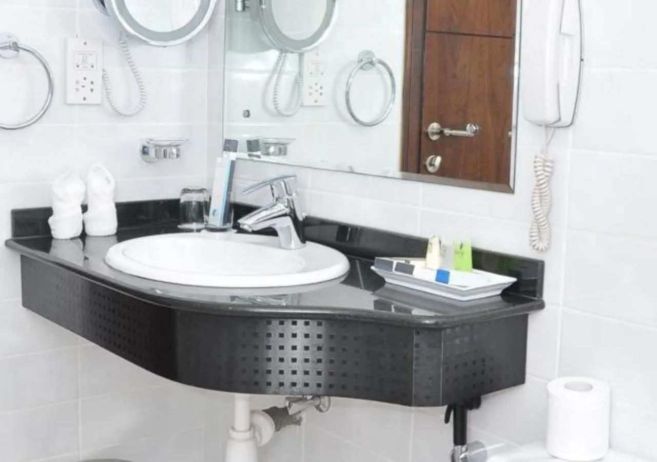 Bathroom in Phoenix Plaza Hotel Apartments