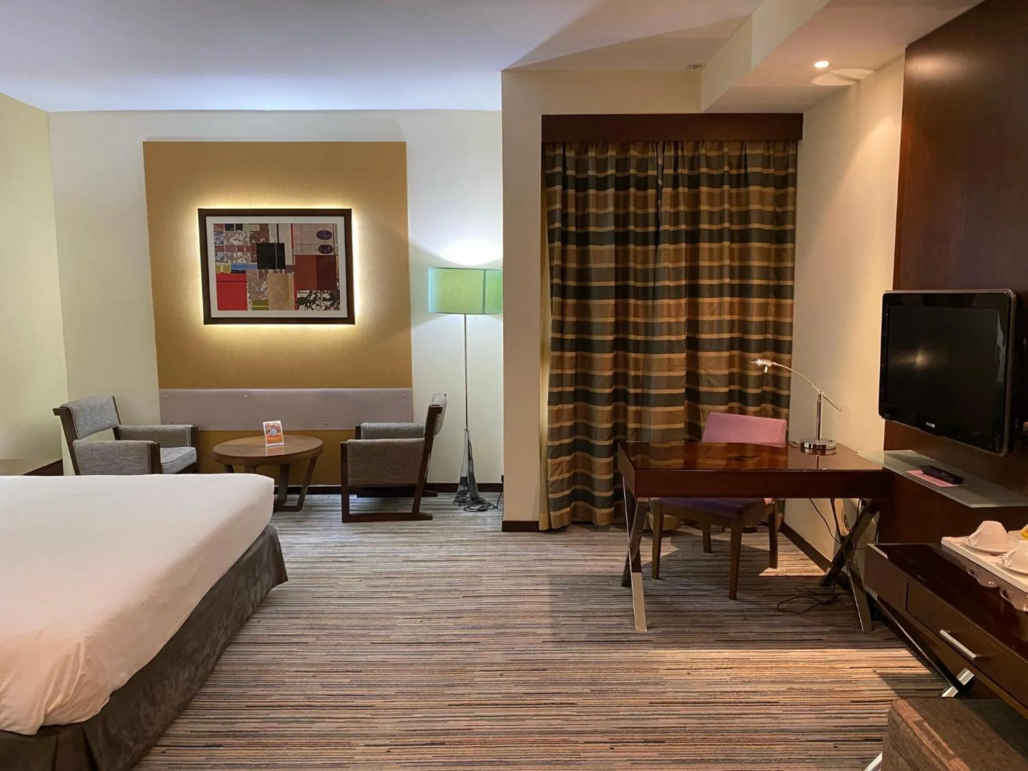 Seating area, Bed in Phoenix Plaza Hotel Apartments