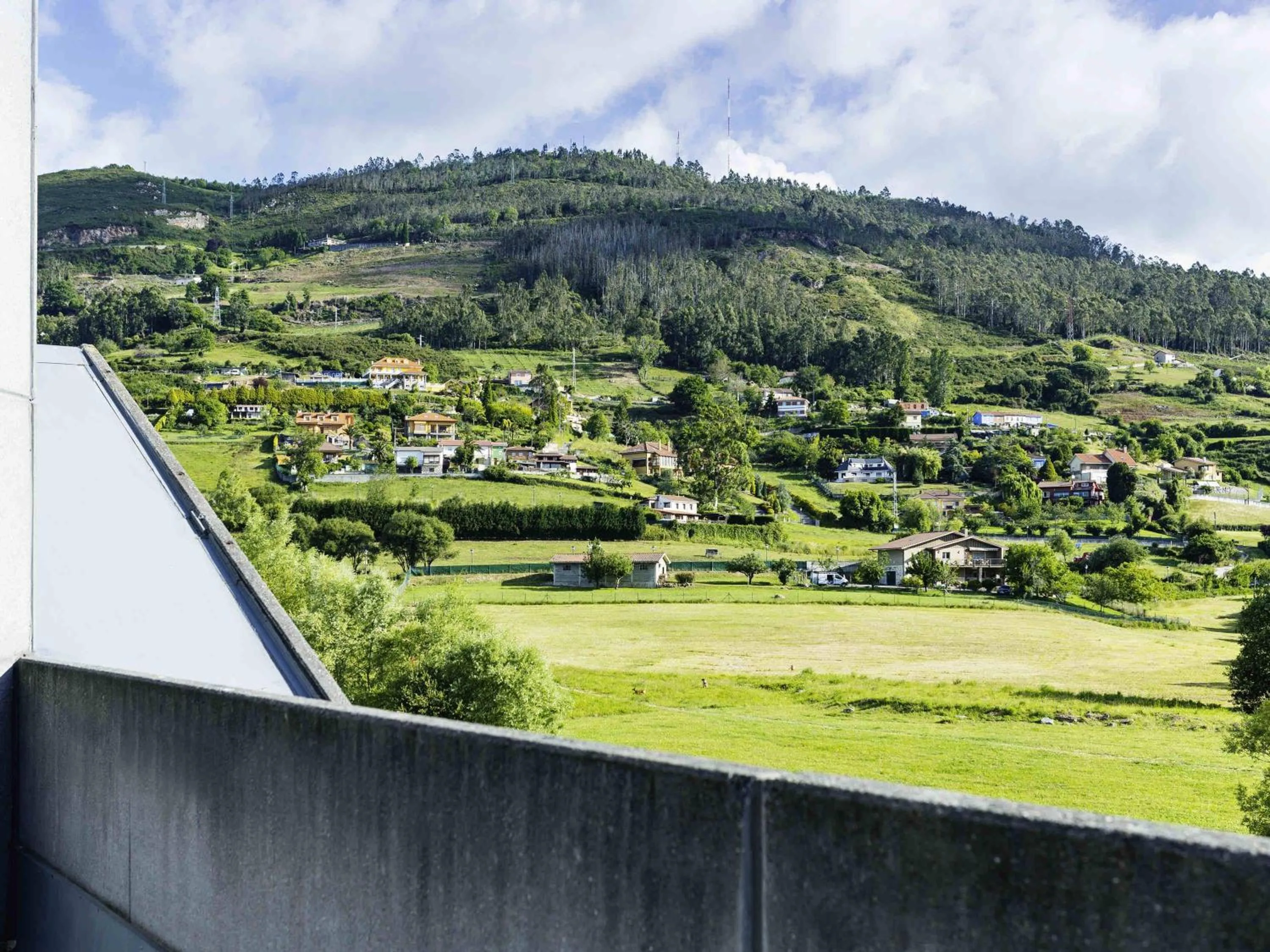 Property building in Ibis Oviedo