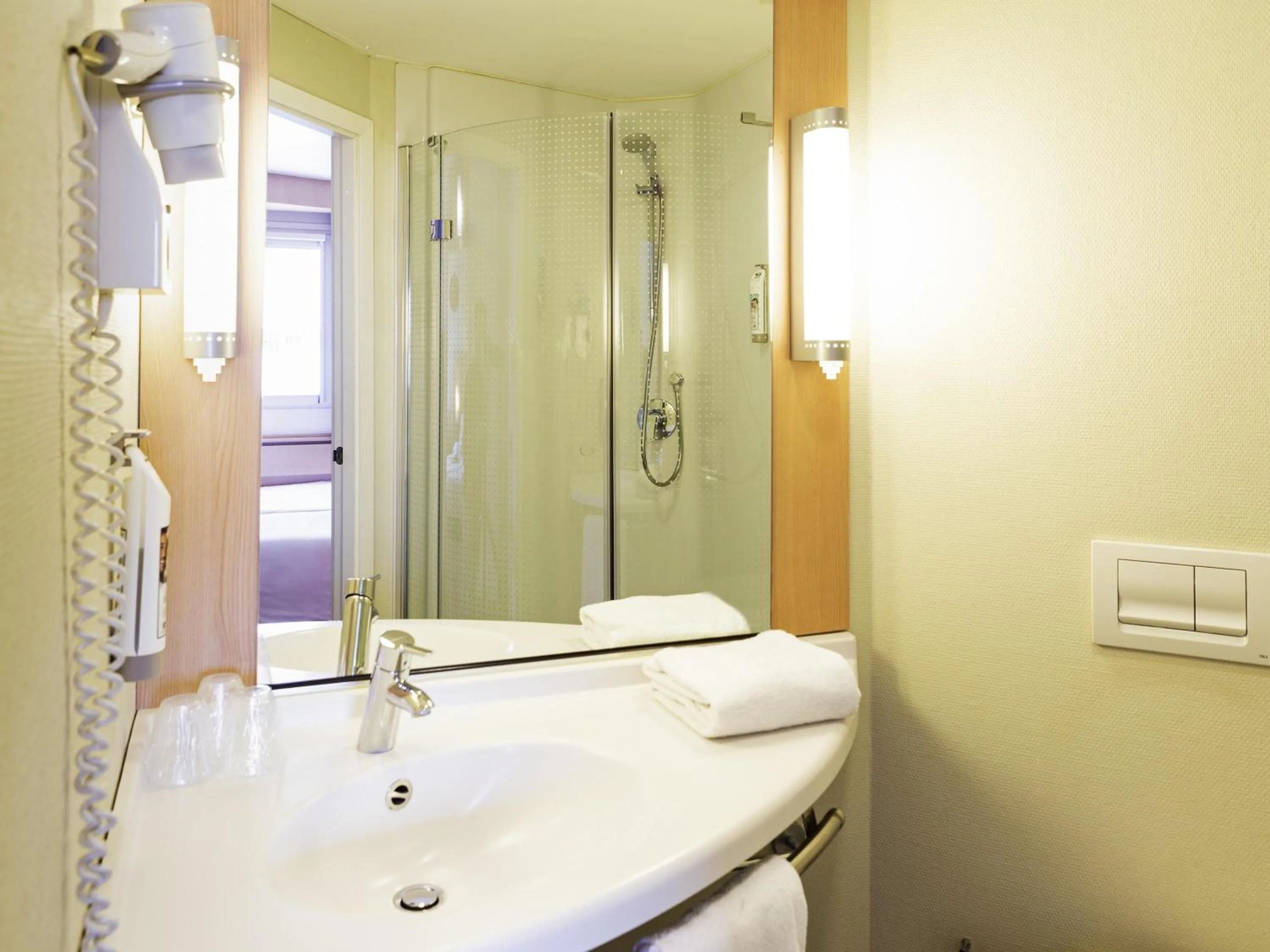 Bedroom in Ibis Oviedo