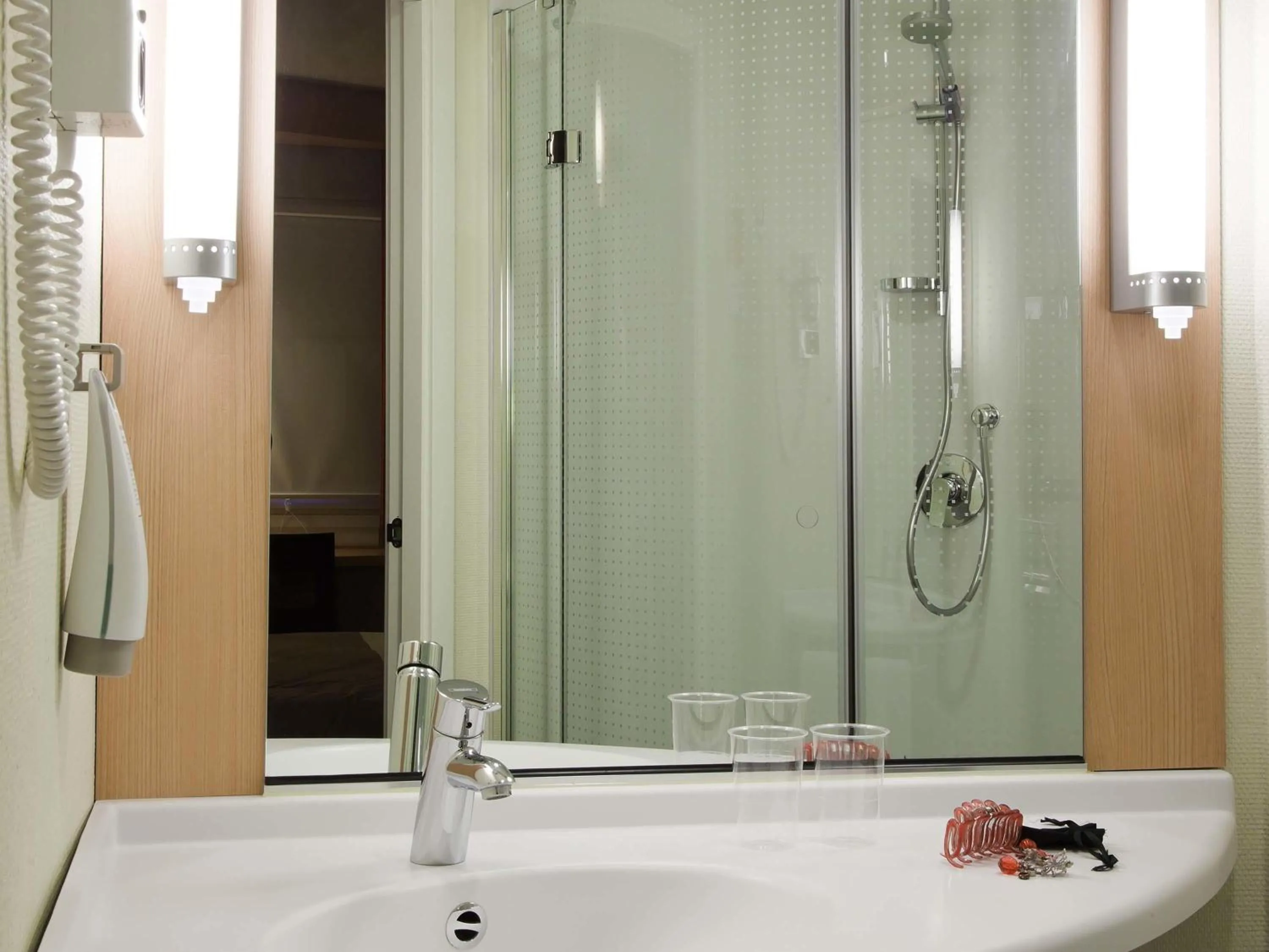 Bedroom in Ibis Oviedo