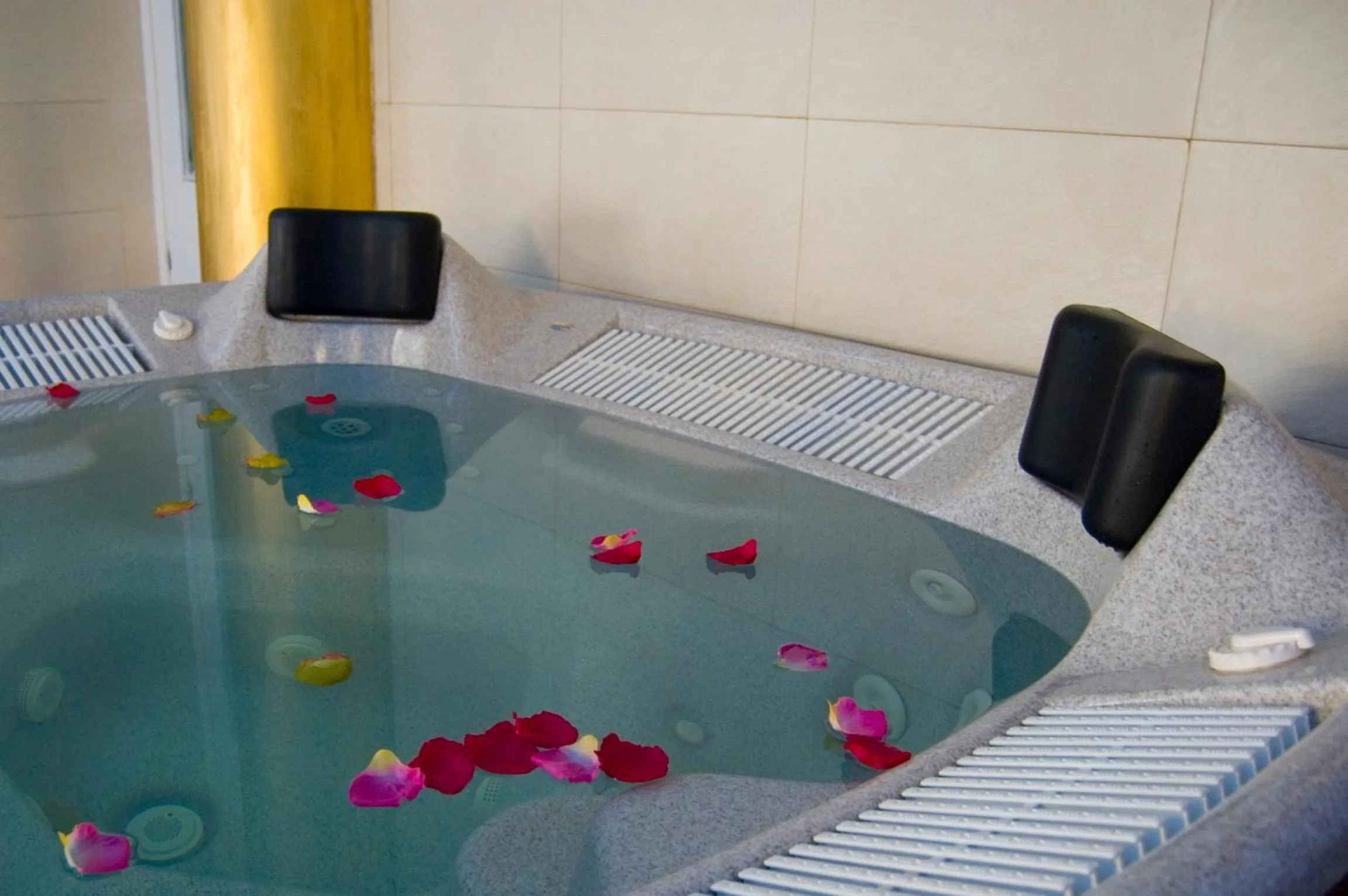 Hot Tub in Agua Viva Eco H Wellness Castro Urdiales