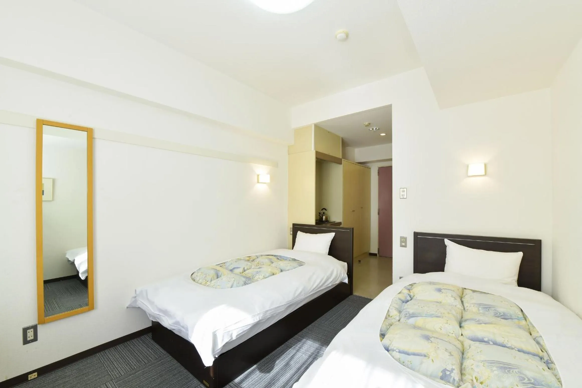 Photo of the whole room, Bed in Refre Forum