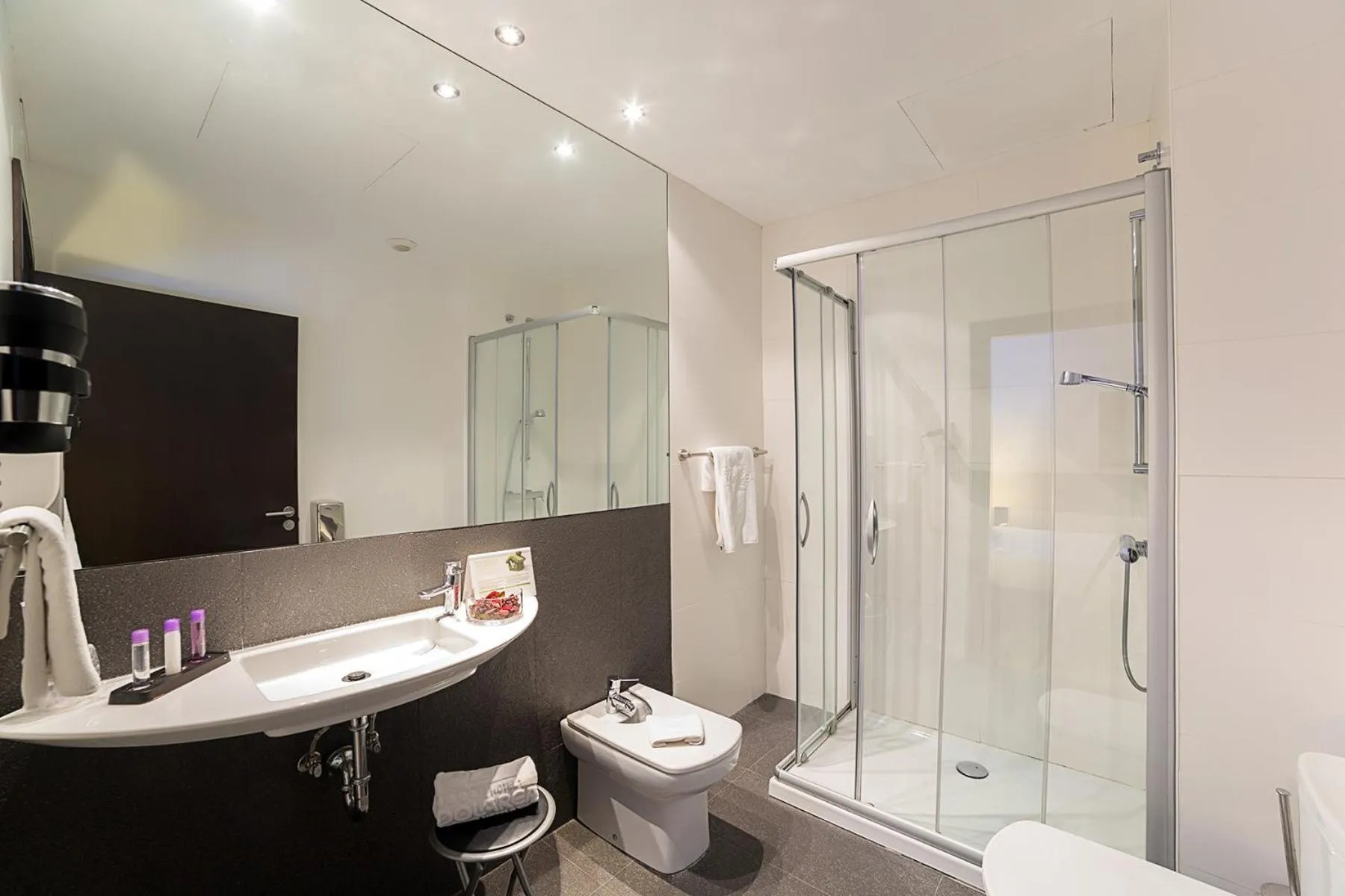 Bathroom in Hotel Dolarea