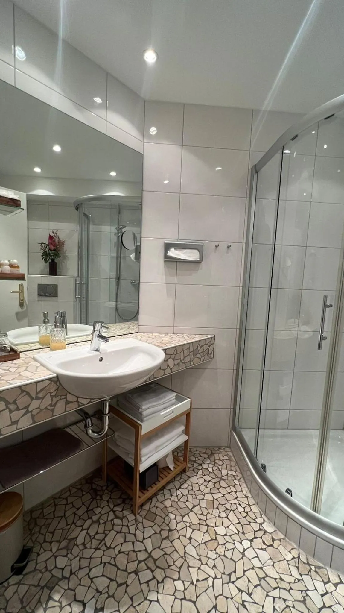 Shower in Hotel Victoria