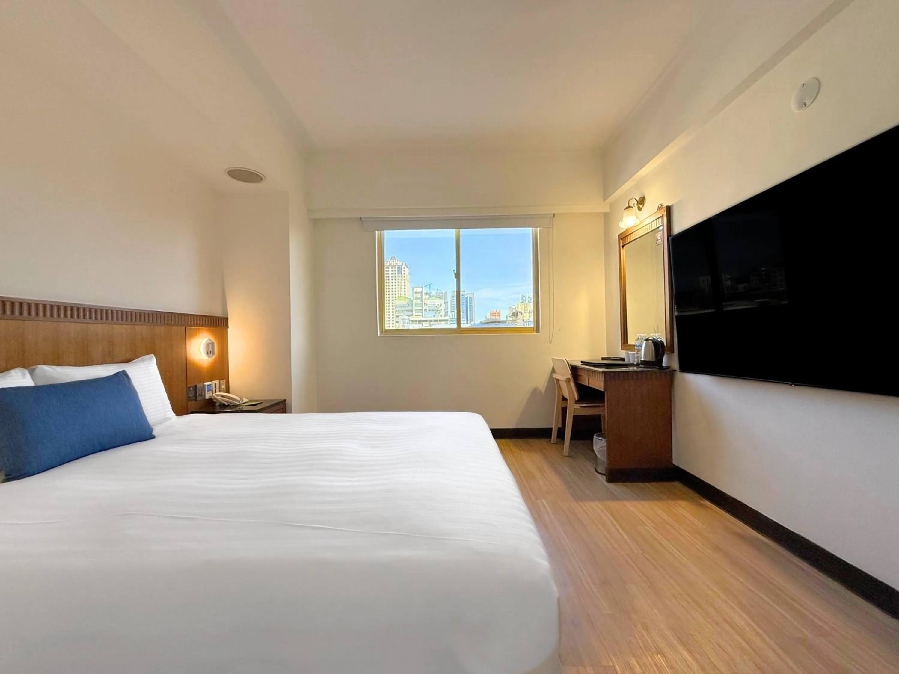 Photo of the whole room, Bed in Hub Hotel Kaohsiung Cisian Branch