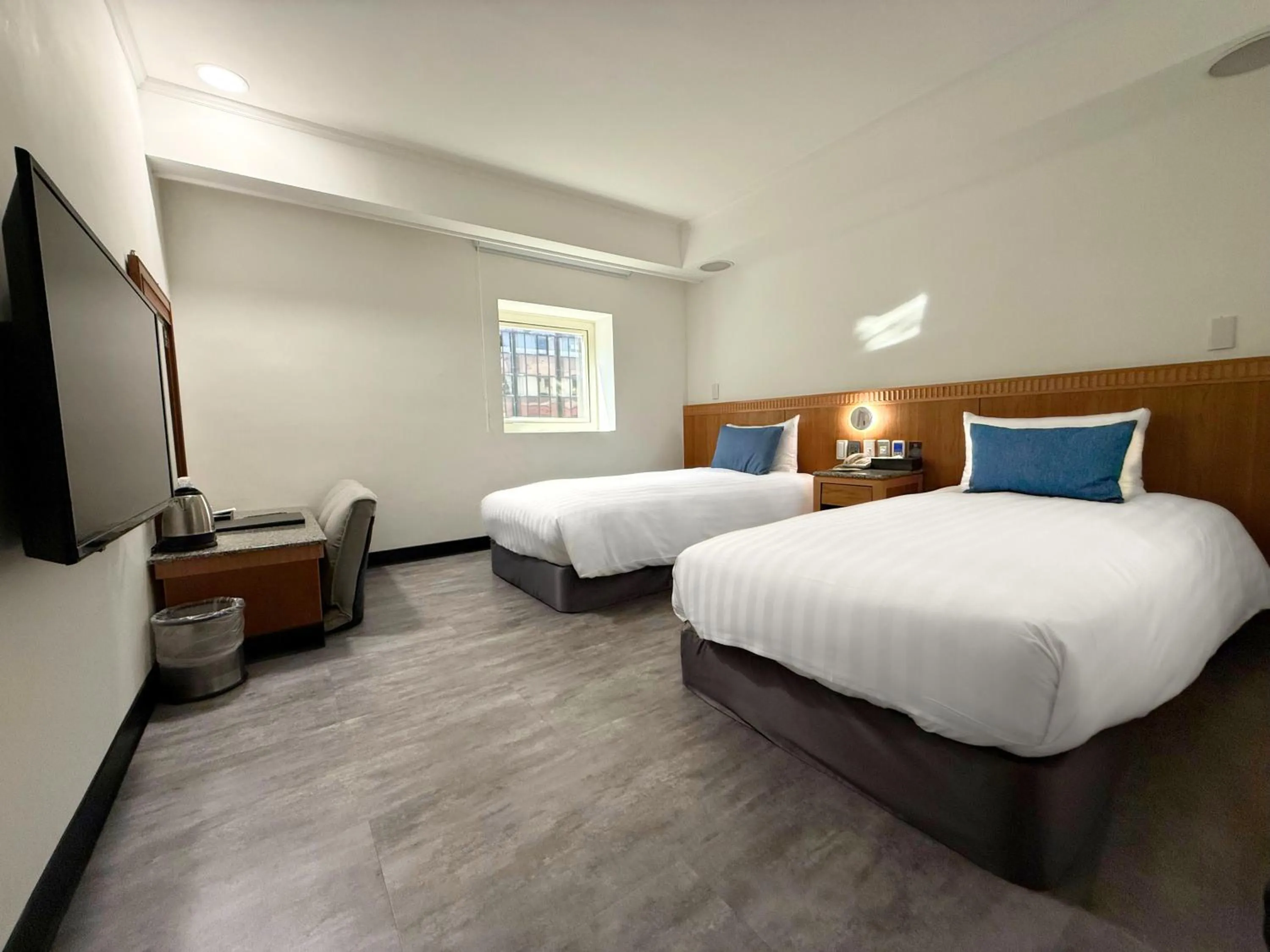 Photo of the whole room, Bed in Hub Hotel Kaohsiung Cisian Branch