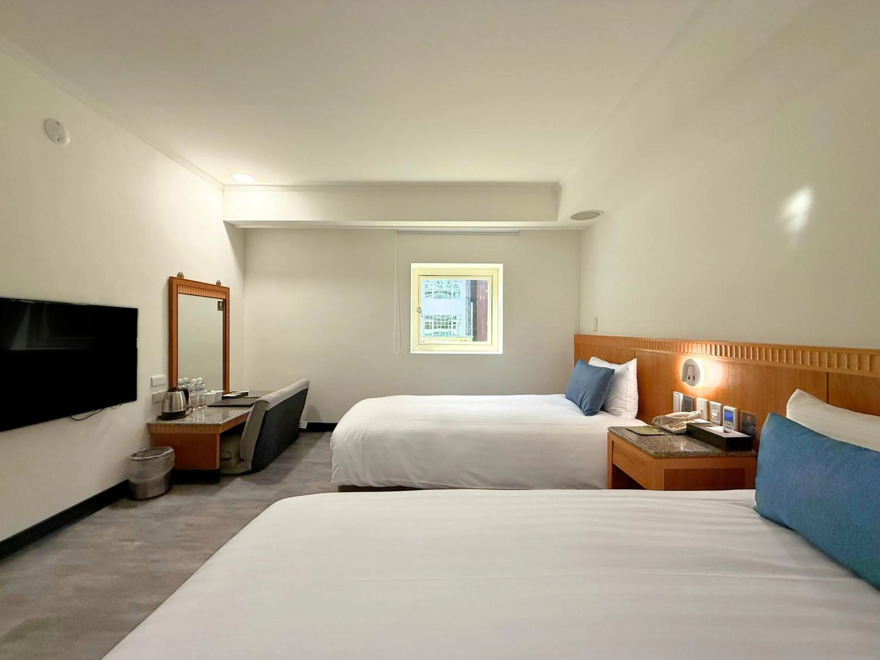 Photo of the whole room, Bed in Hub Hotel Kaohsiung Cisian Branch