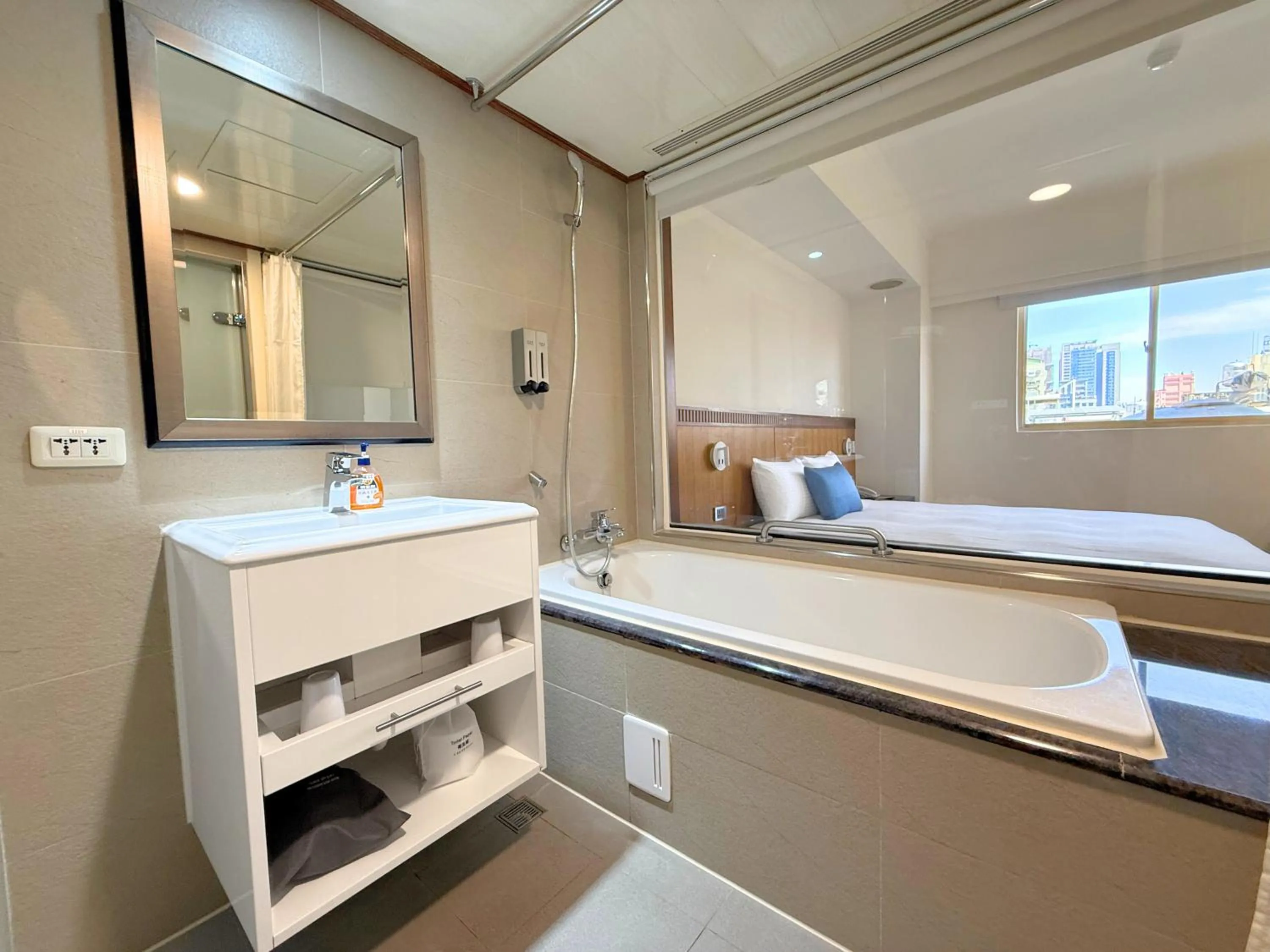 Bathroom, Bed in Hub Hotel Kaohsiung Cisian Branch