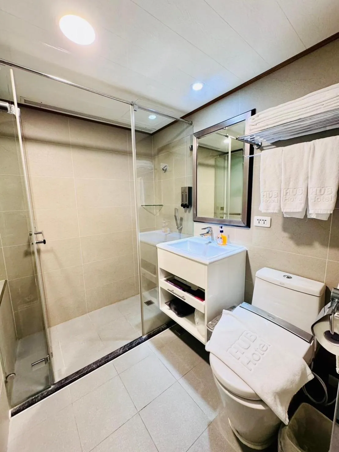 Shower in Hub Hotel Kaohsiung Cisian Branch