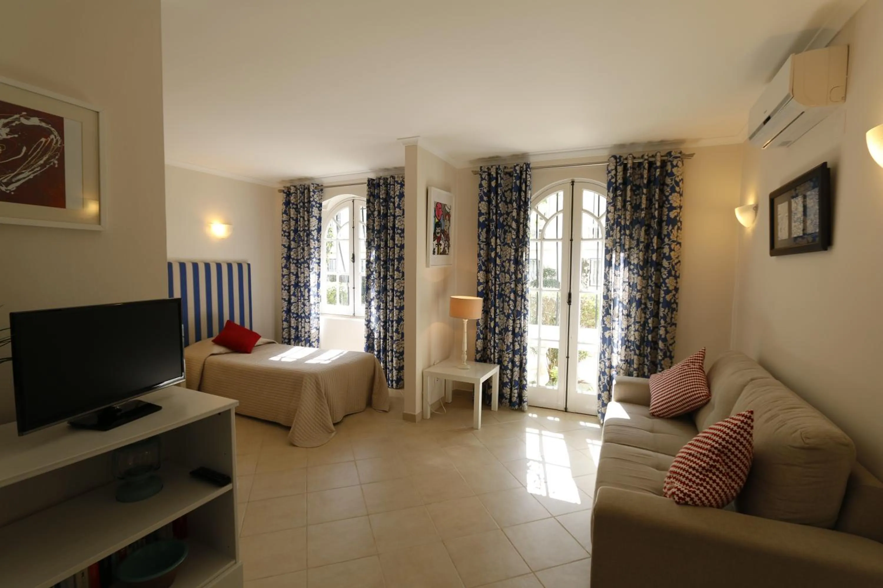 Bed in The Old Village, Prestige and Solar by Village 4U