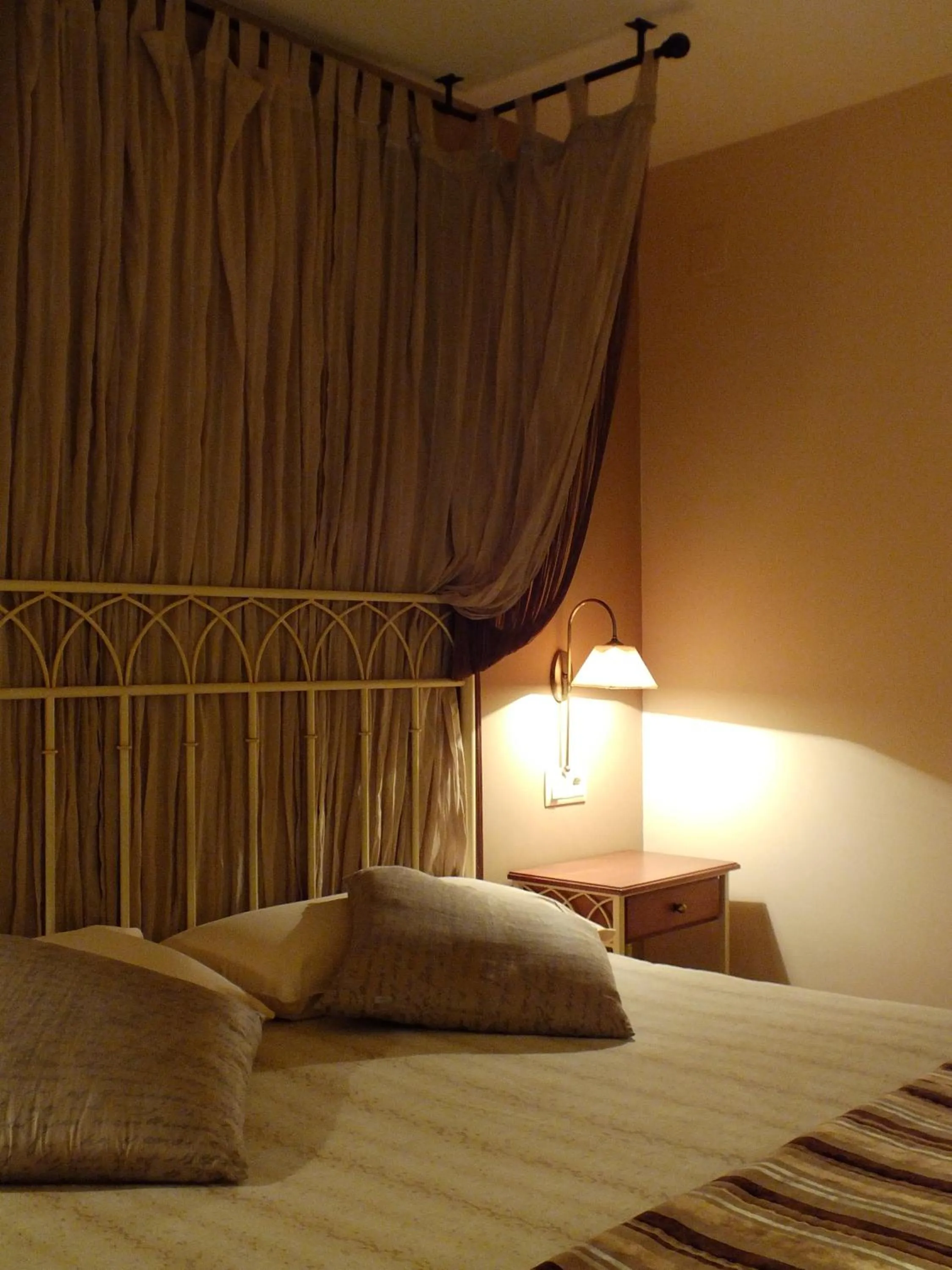 Decorative detail, Bed in Hotel Areulo