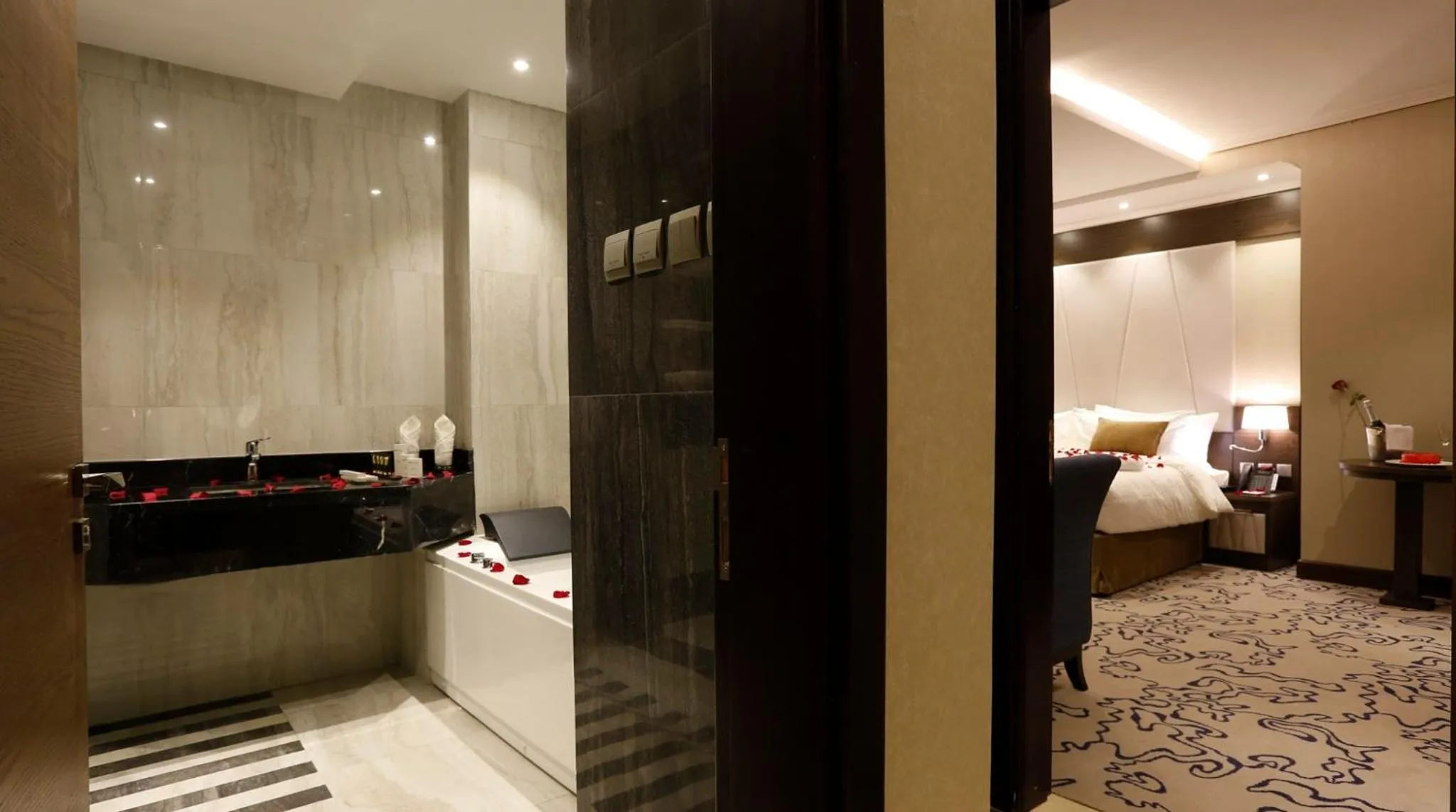 Bathroom, Bed in Swiss Flora Inn Hotel Riyadh