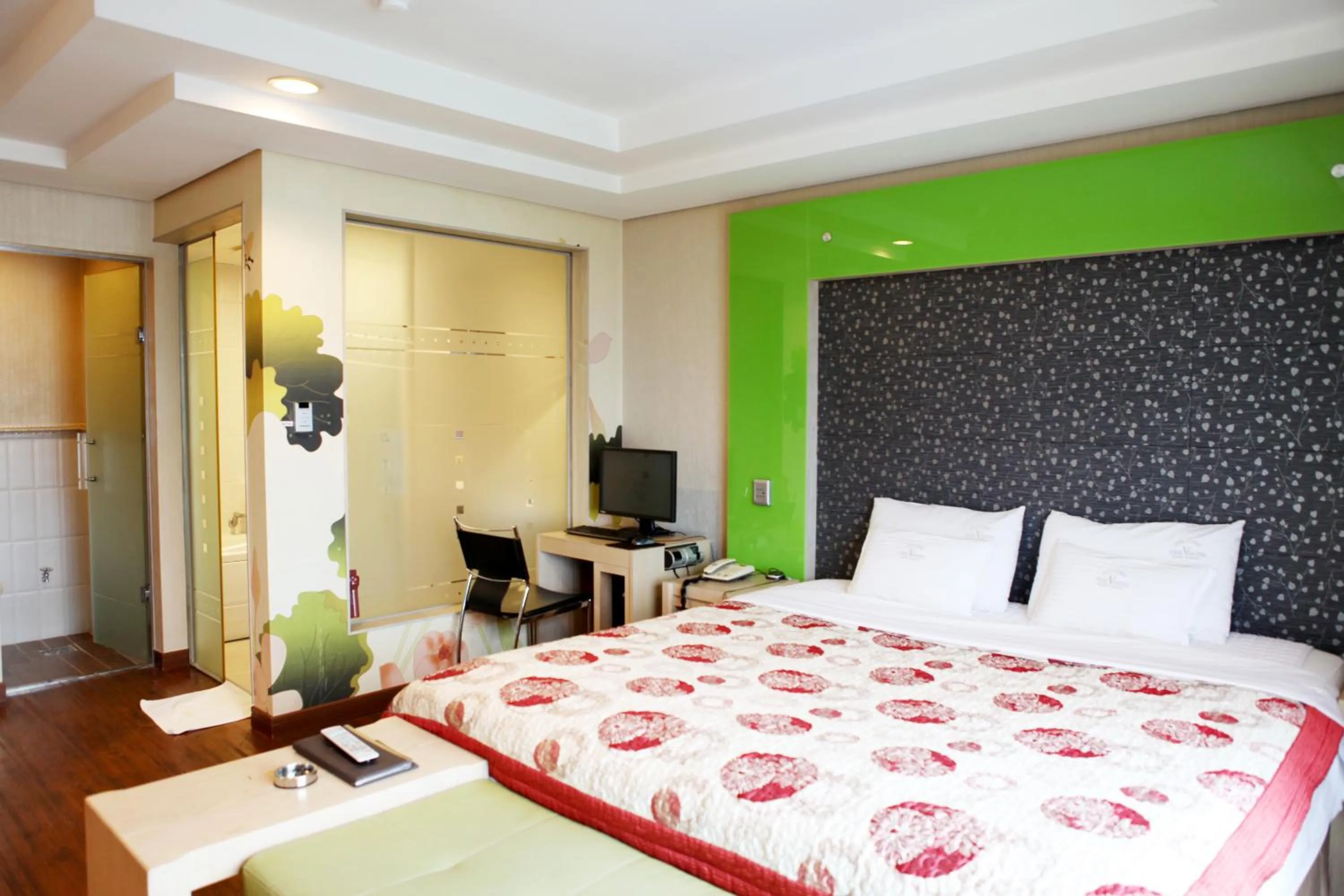 Decorative detail, Bed in V Motel Songdo