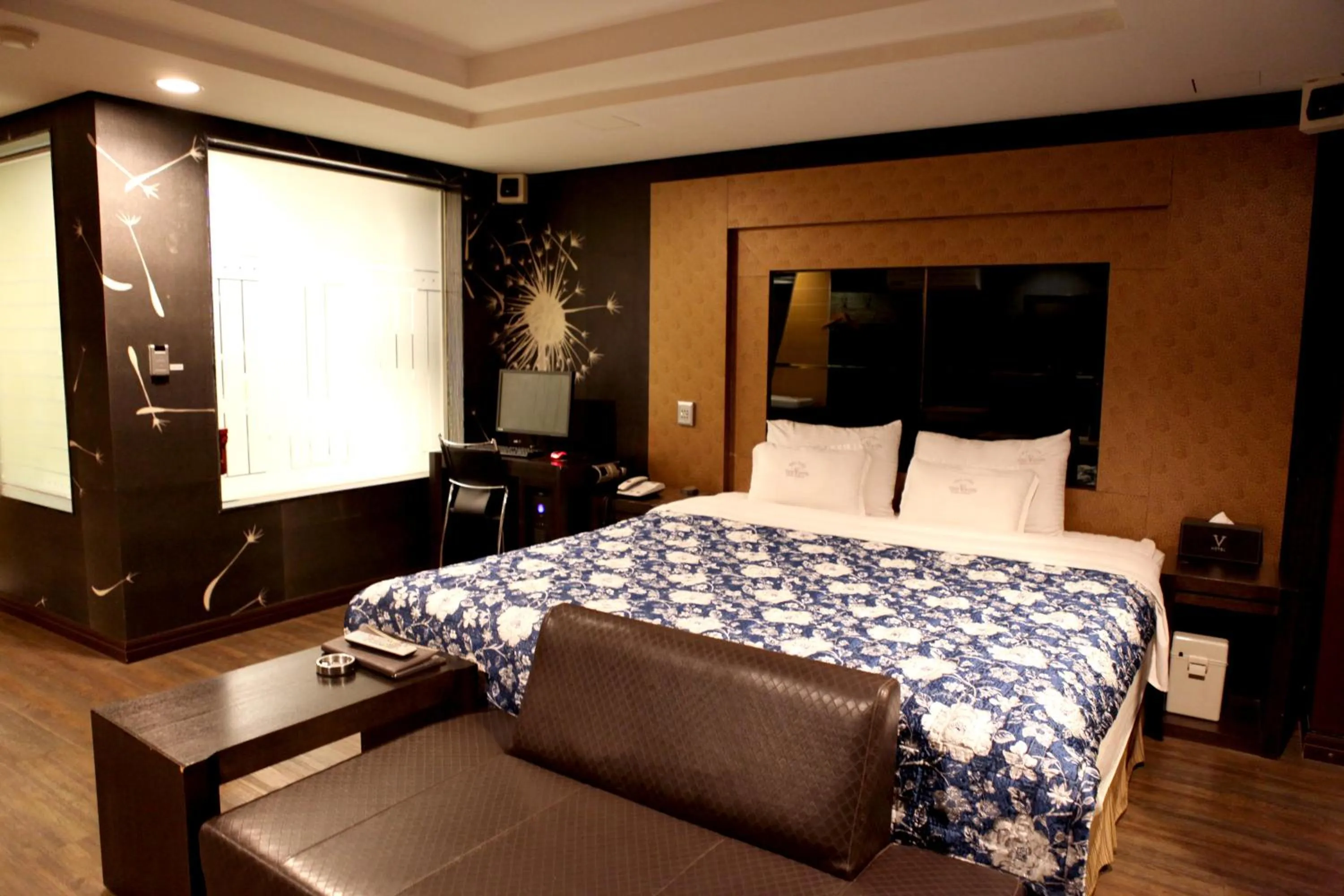 Decorative detail, Bed in V Motel Songdo