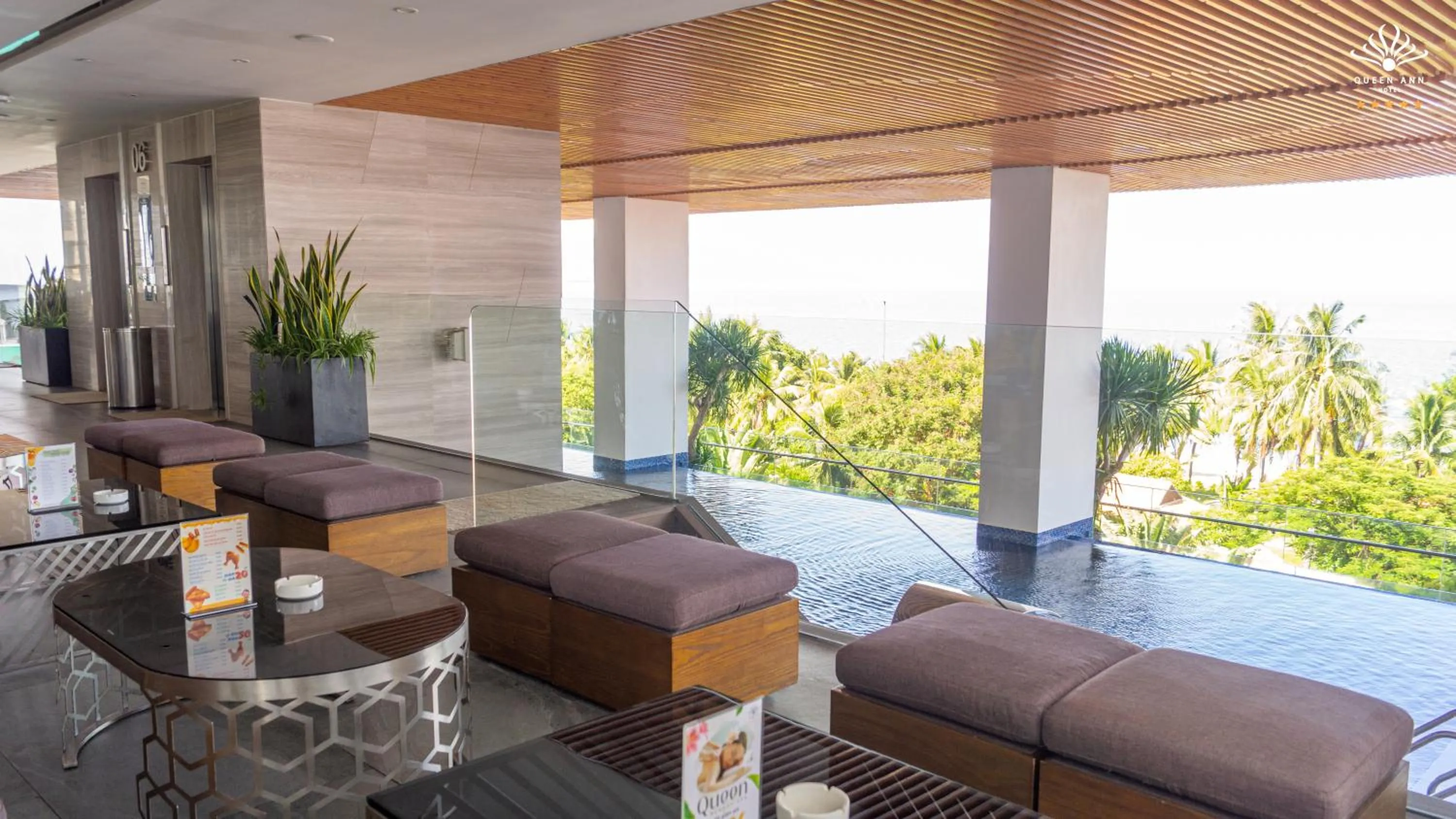 Restaurant/places to eat in Queen Ann Nha Trang Hotel