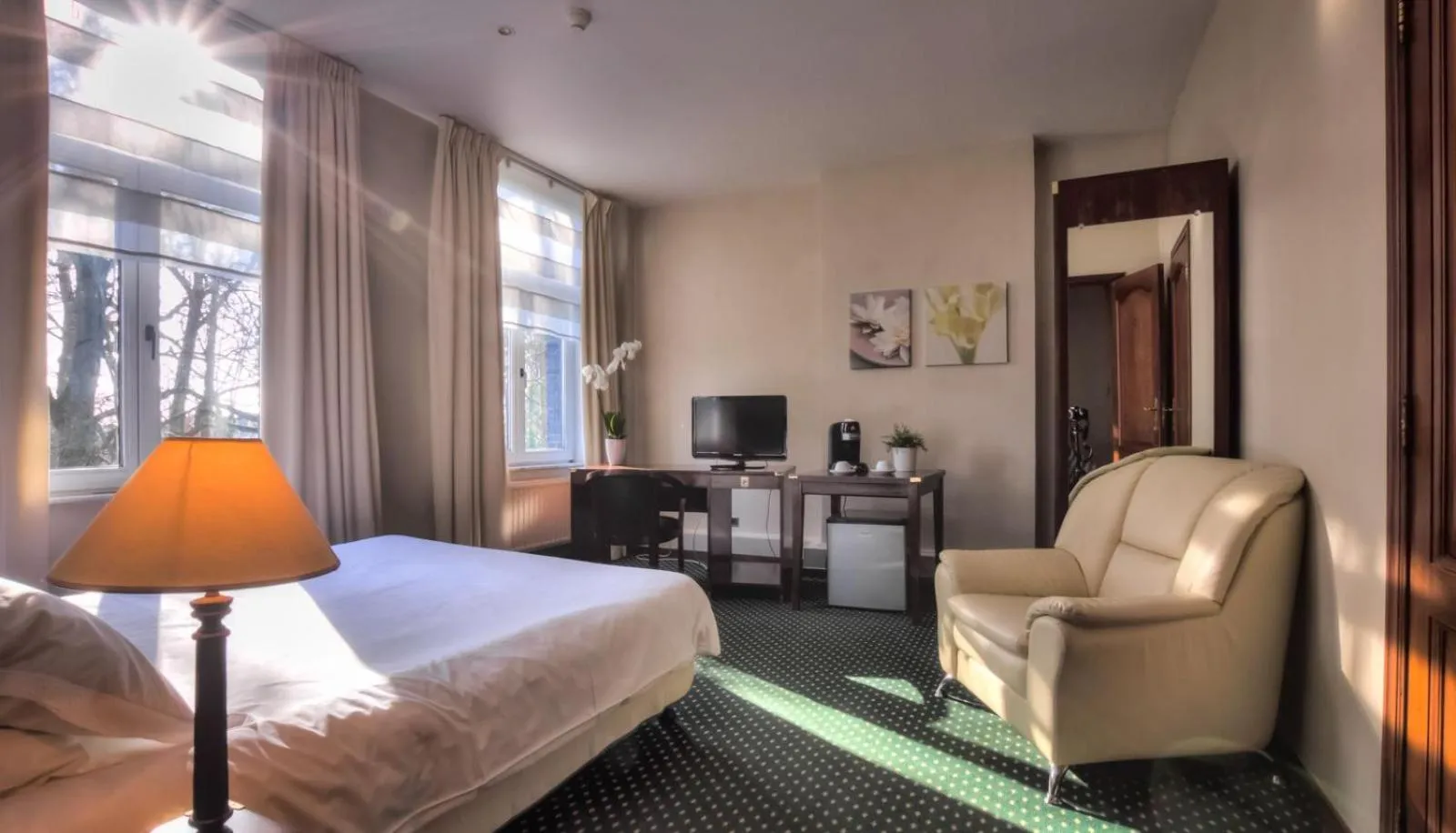 Photo of the whole room, Bed in Hôtel Le Monte-Cristo