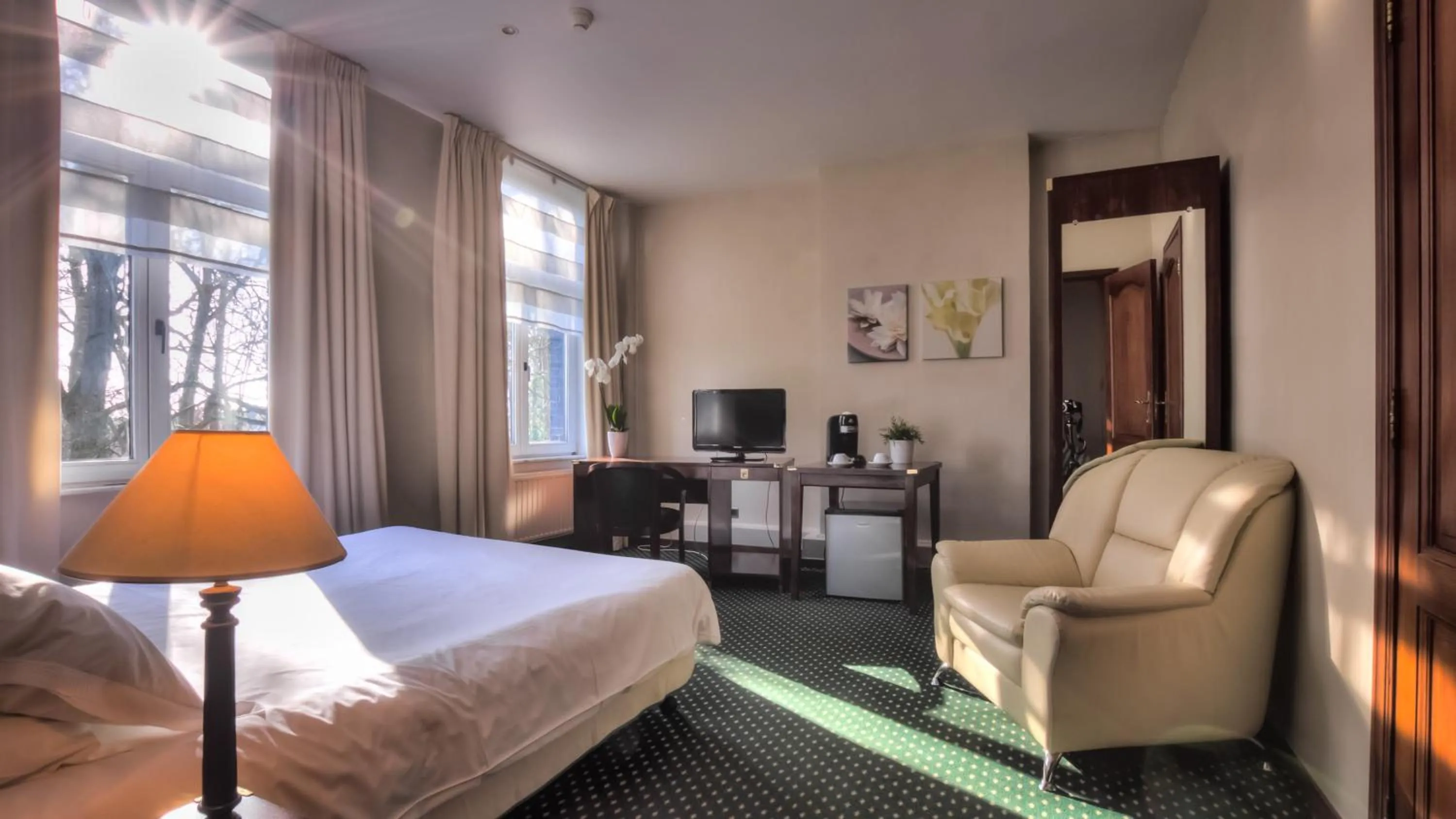 Bed in Hôtel Le Monte-Cristo - Hôtellerie de Charme