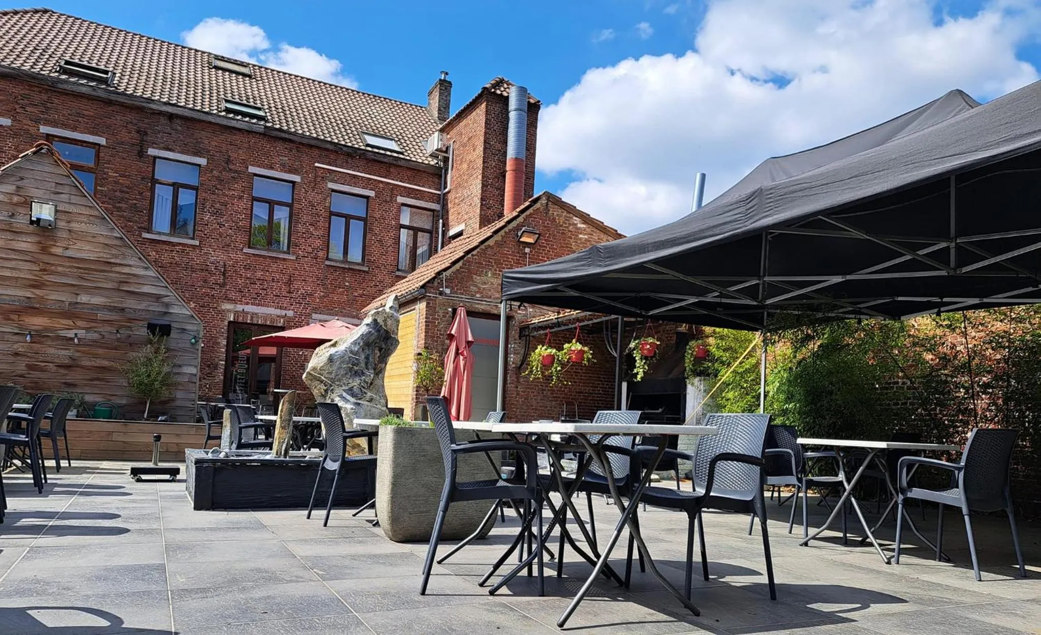 Patio in Hôtel Le Monte-Cristo