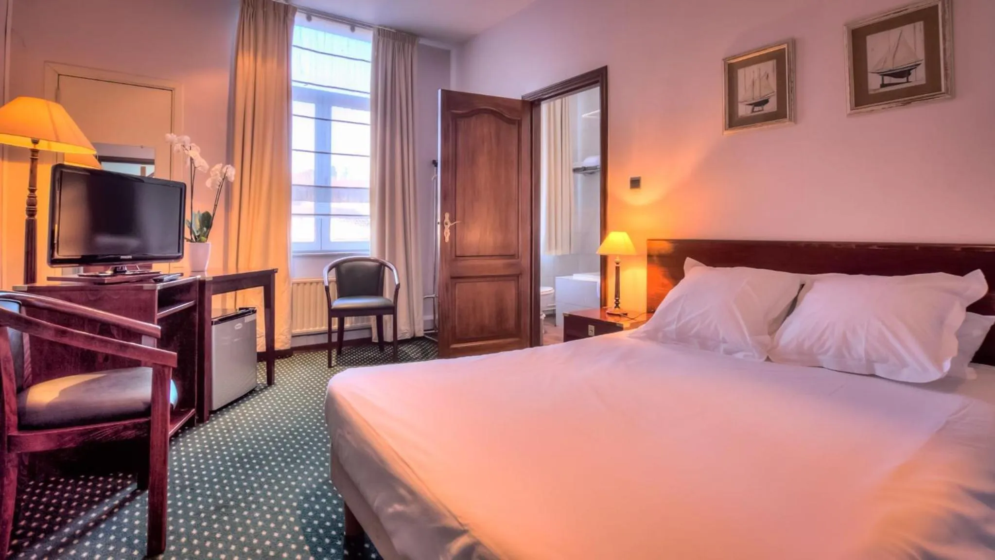 Bed in Hôtel Le Monte-Cristo - Hôtellerie de Charme