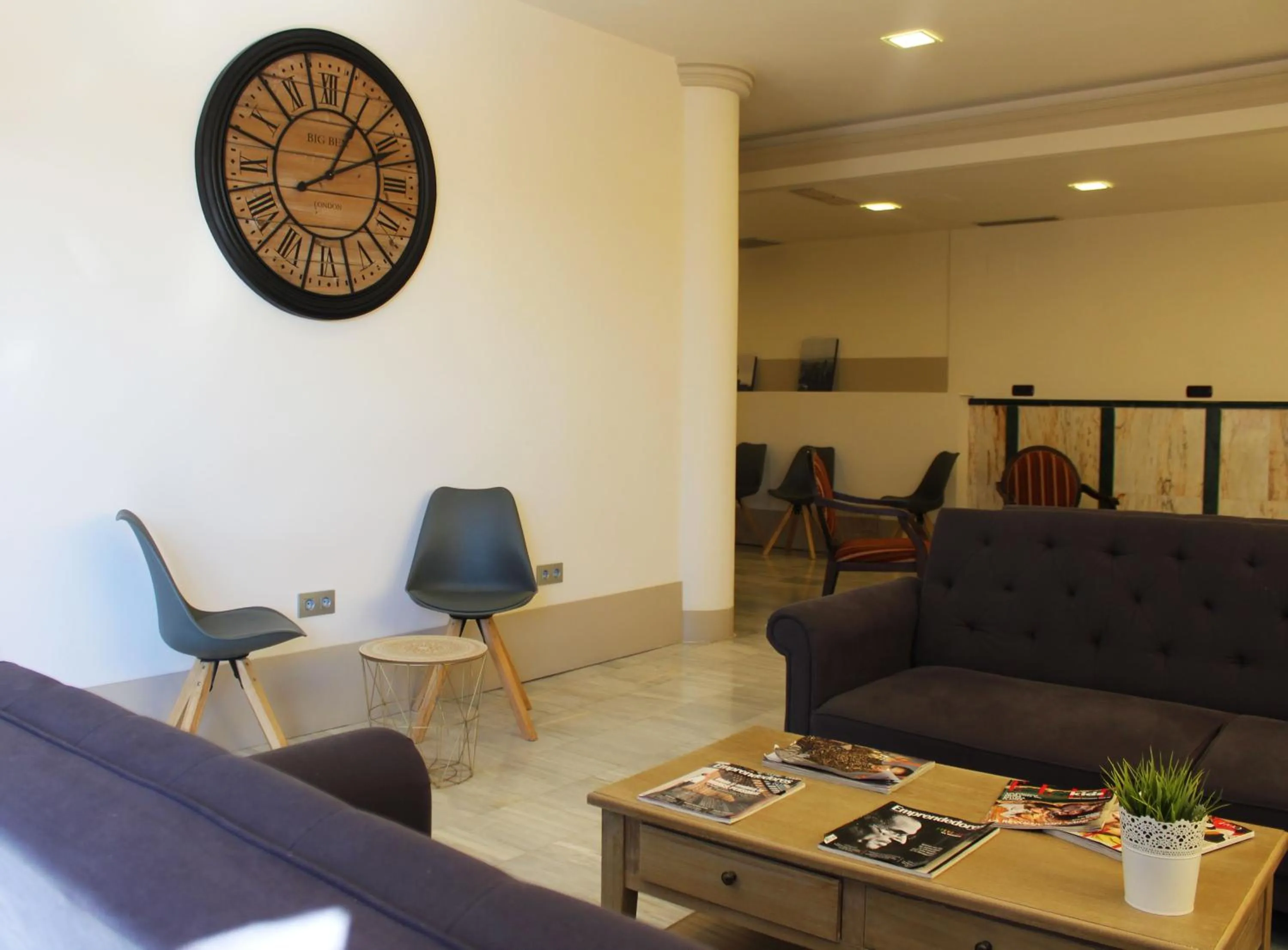 Communal lounge/ TV room in Hotel Reyes Ziries