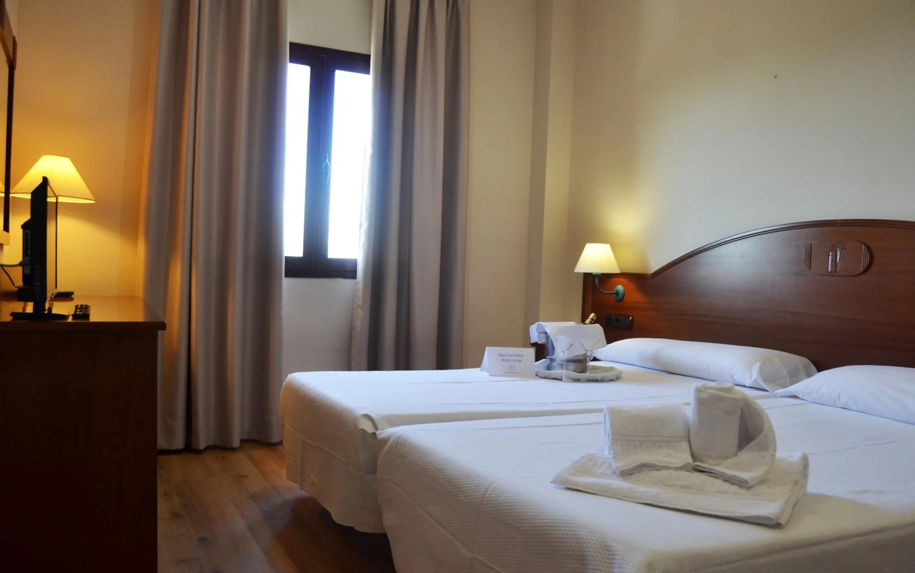 TV and multimedia, Bed in Hotel Reyes Ziries