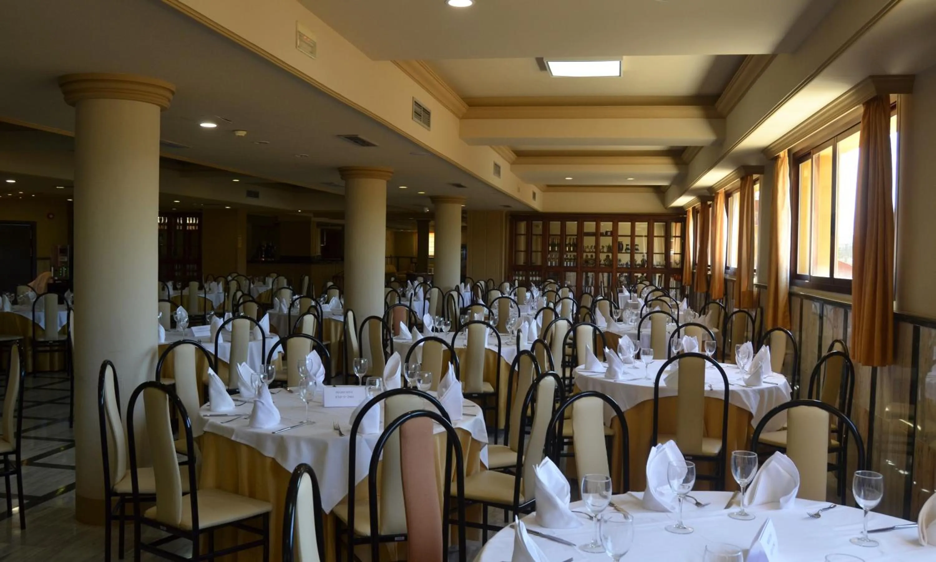 Restaurant/places to eat in Hotel Reyes Ziries