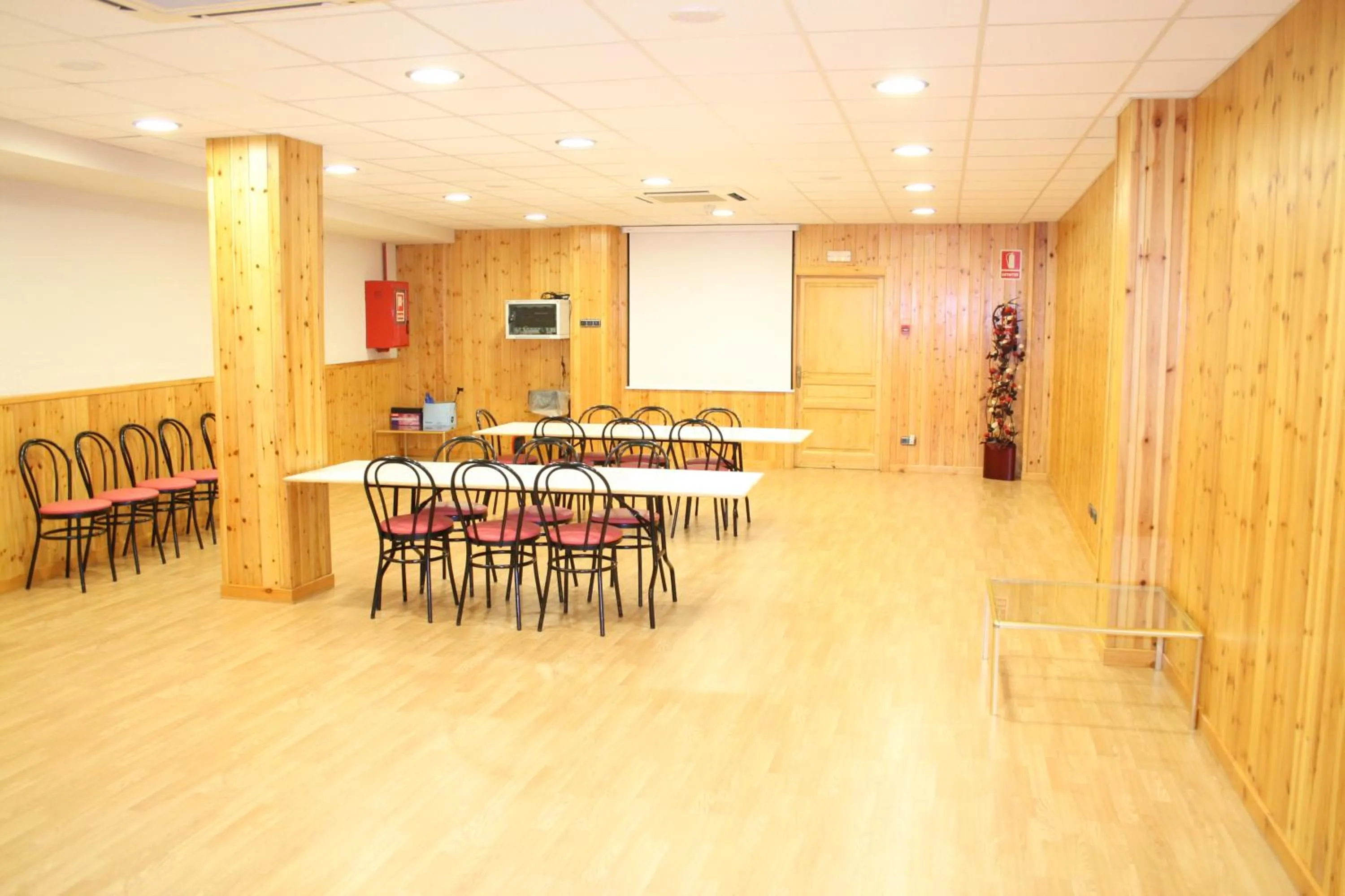 Library in Hotel & Restaurante Peña