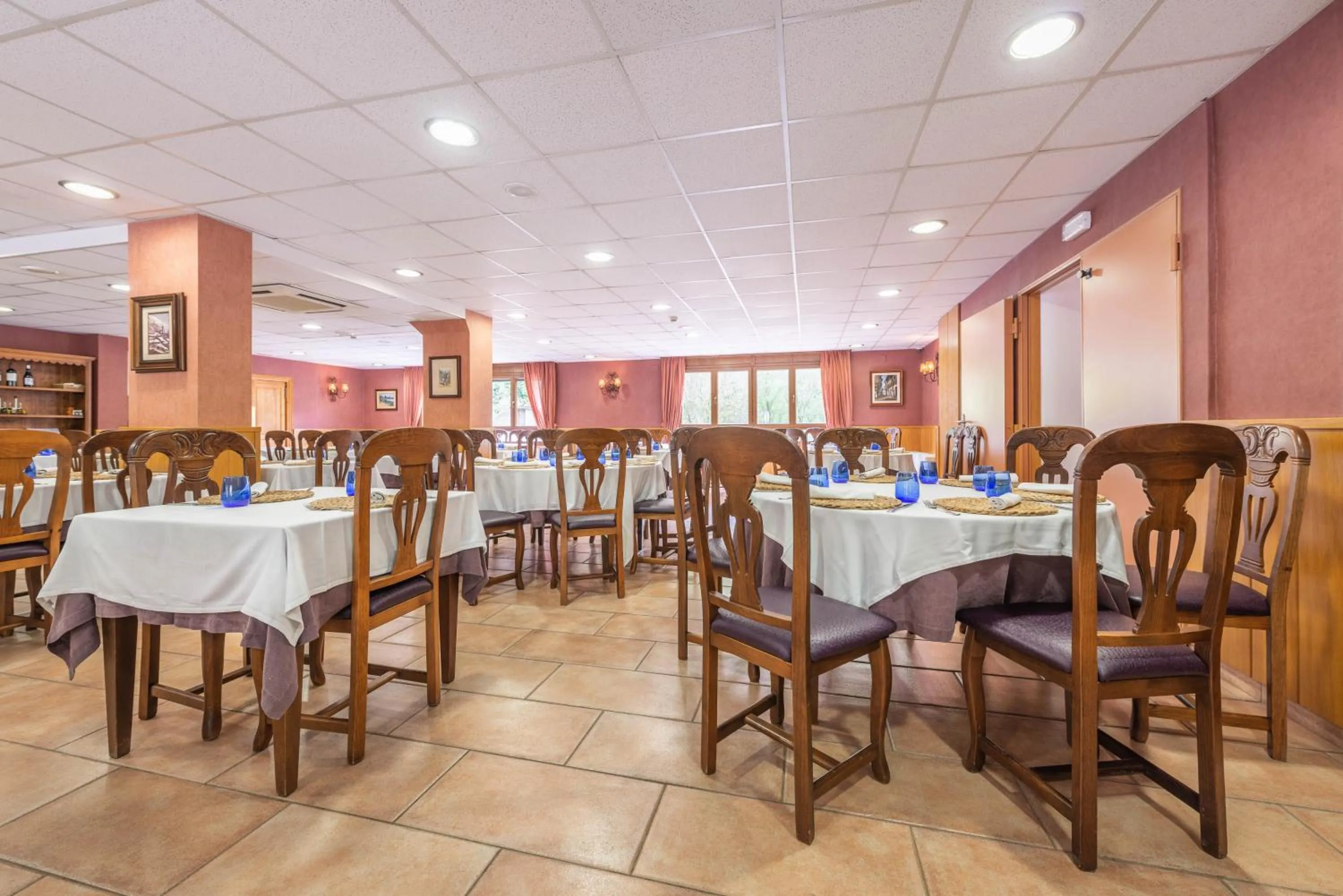 Restaurant/places to eat in Hotel & Restaurante Peña