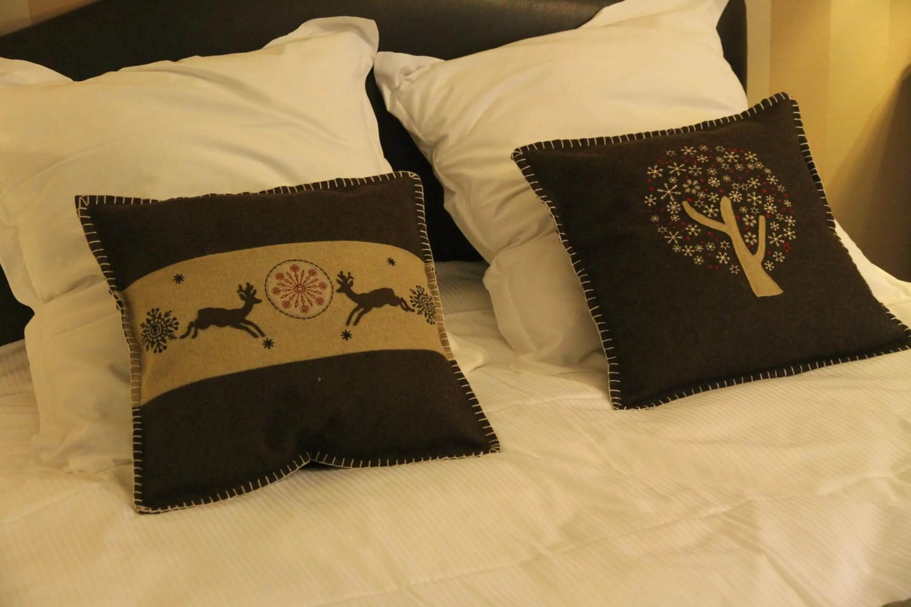 Bed in Hôtel-Spa-Piscine Le Petit Castel Beuzeville-Honfleur