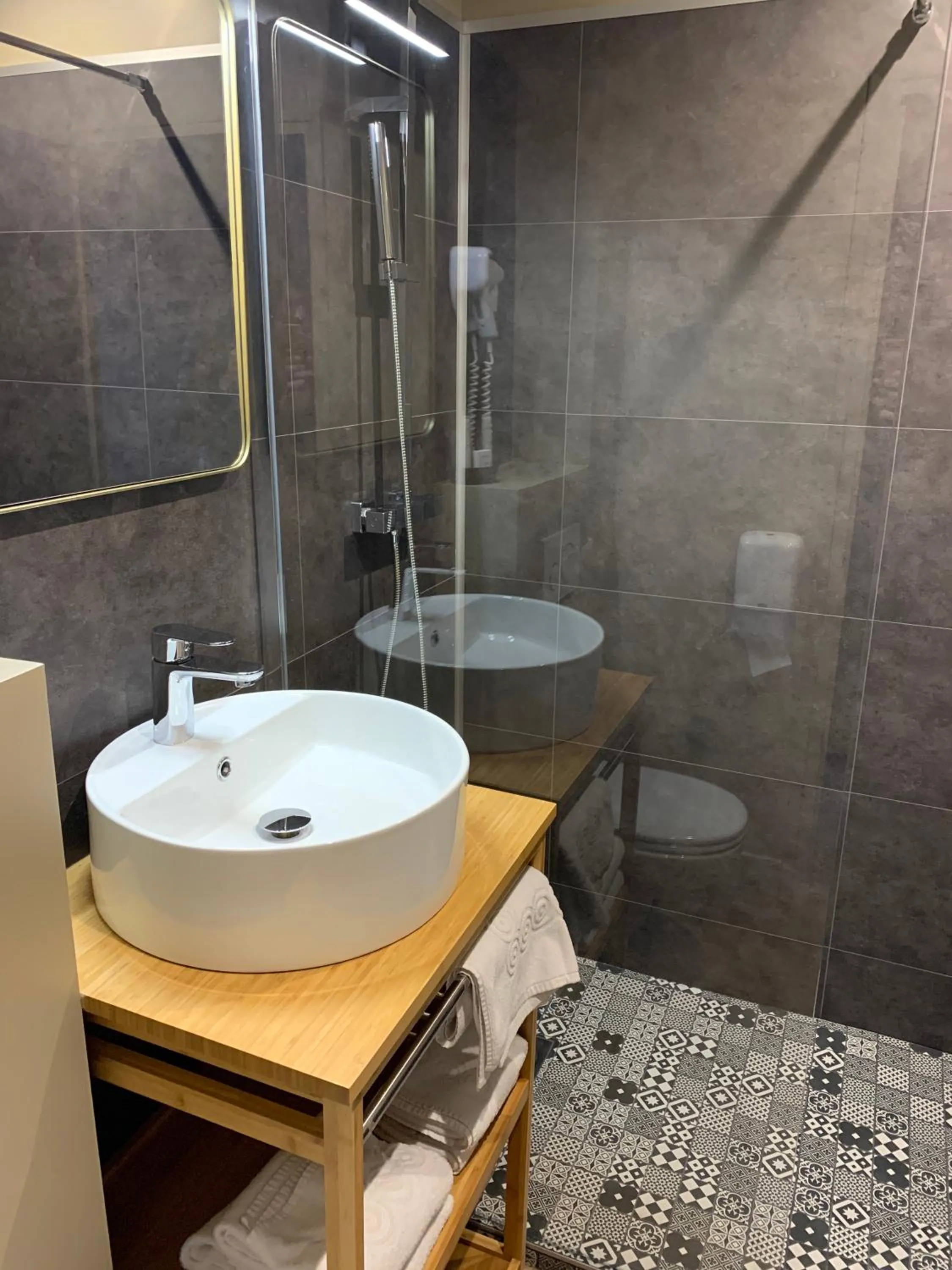 Bathroom in Hôtel-Spa-Piscine Le Petit Castel Beuzeville-Honfleur