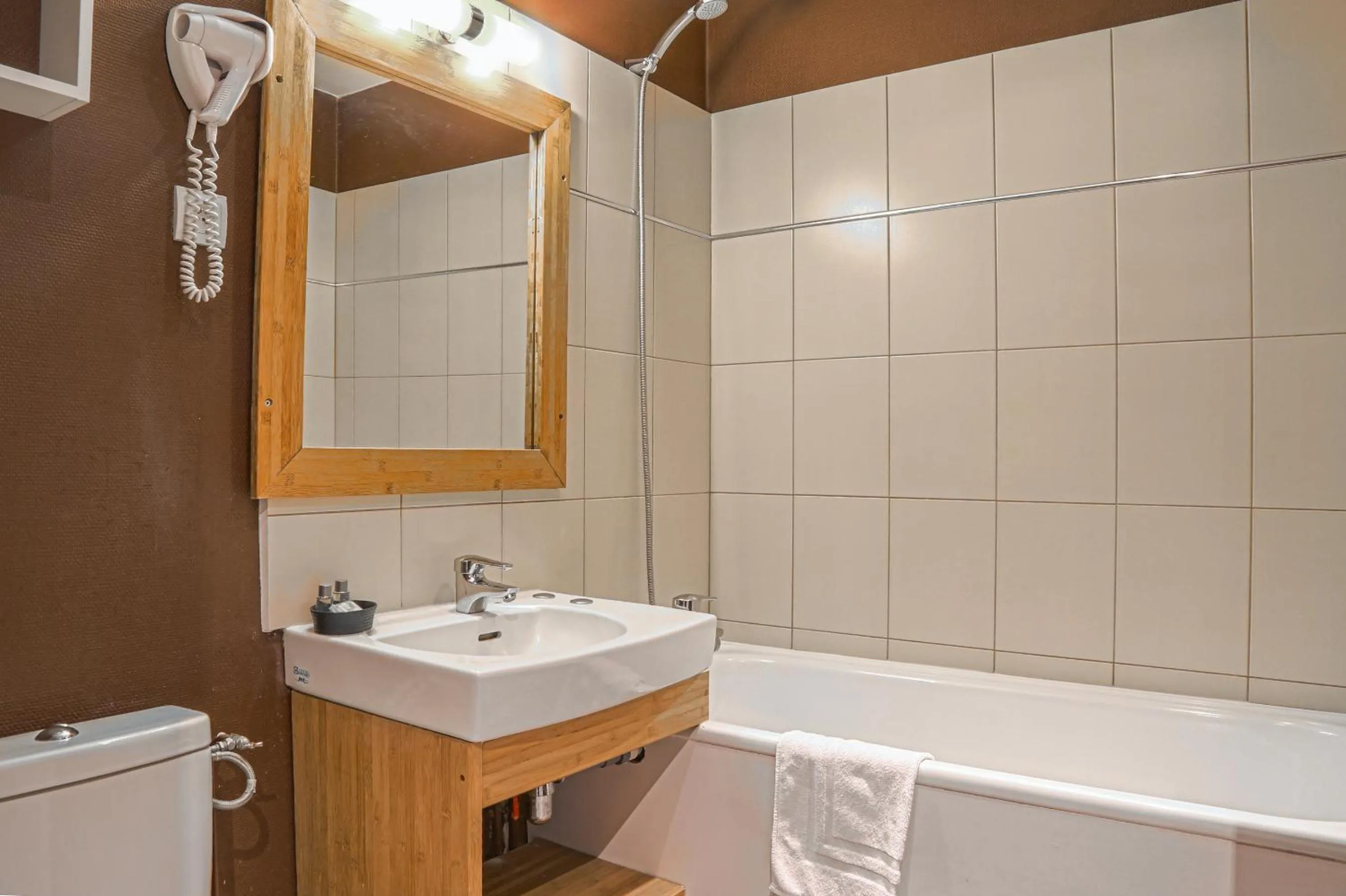 Bathroom in Hôtel-Spa-Piscine Le Petit Castel Beuzeville-Honfleur