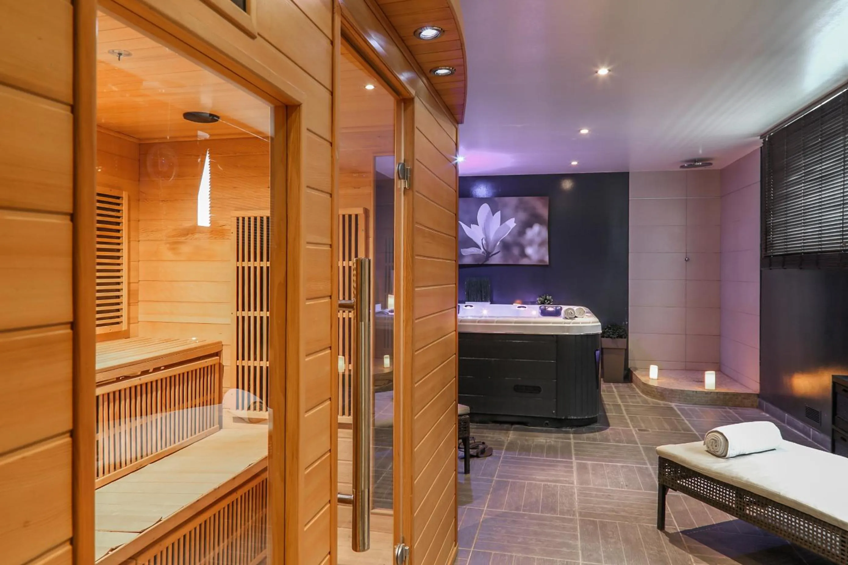 Hot Tub in Hôtel-Spa-Piscine Le Petit Castel Beuzeville-Honfleur