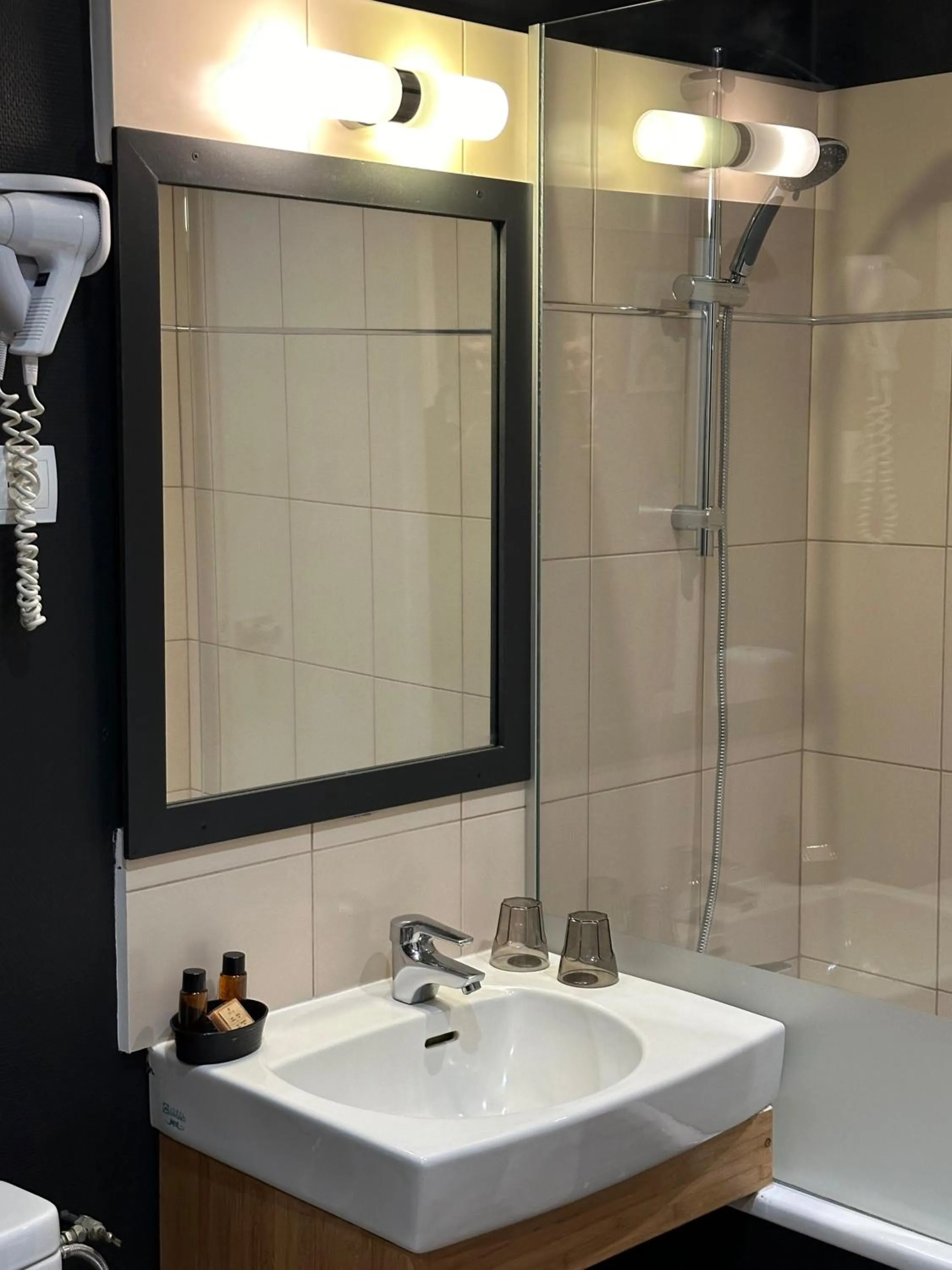 Bathroom in Hôtel-Spa-Piscine Le Petit Castel Beuzeville-Honfleur