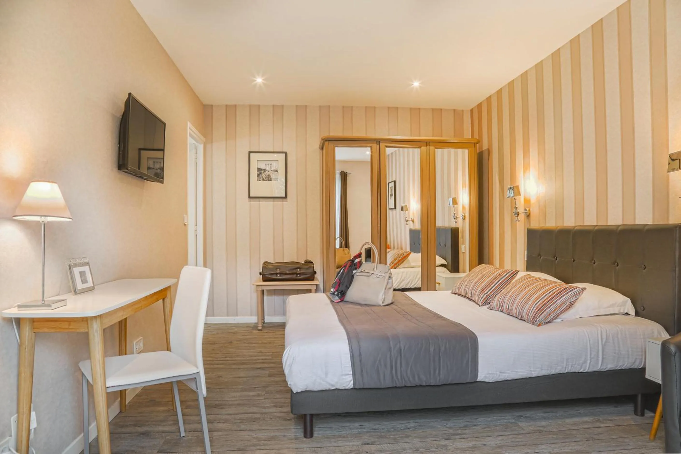 Photo of the whole room, Bed in Hôtel-Spa-Piscine Le Petit Castel Beuzeville-Honfleur