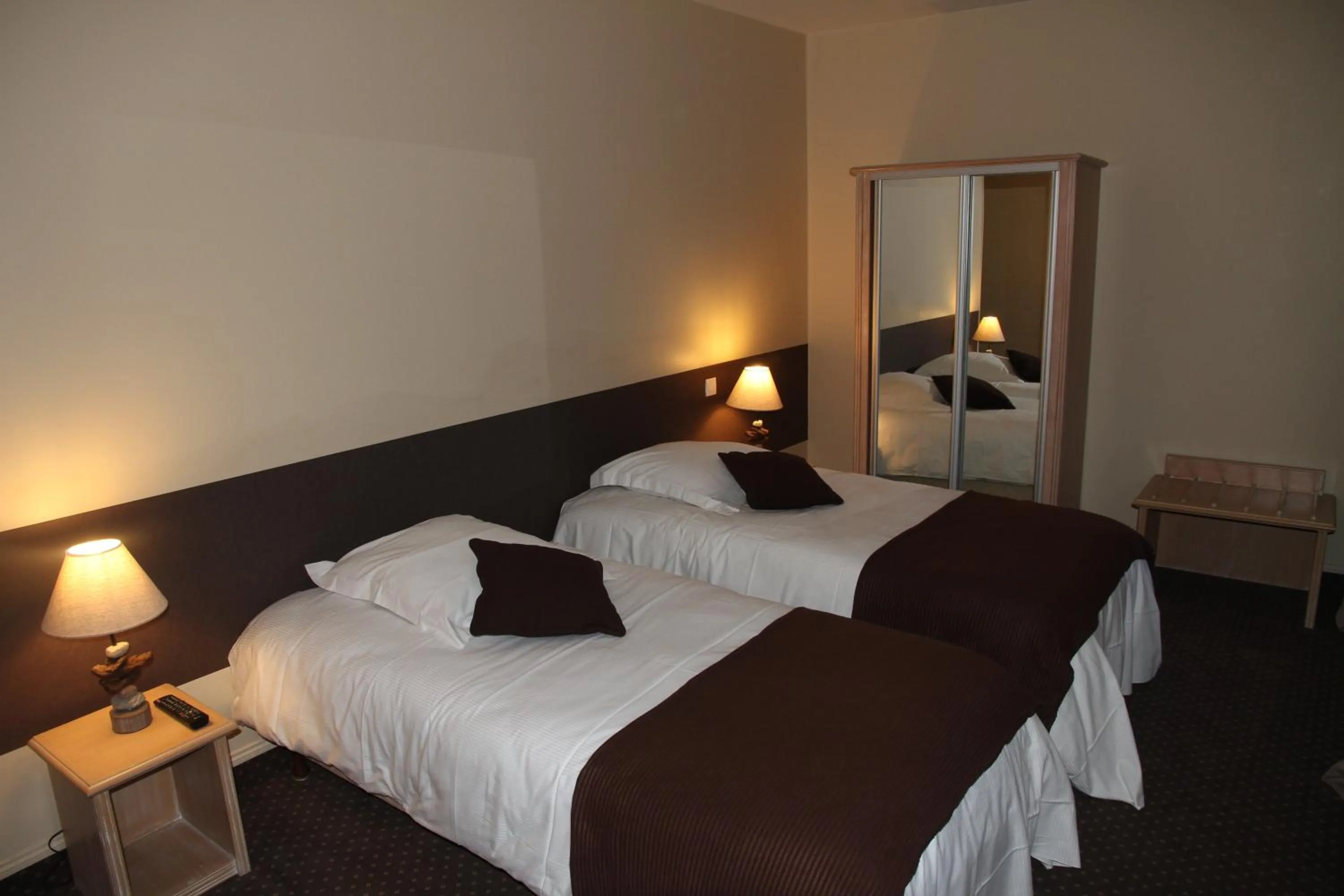 Bed in Hôtel-Spa-Piscine Le Petit Castel Beuzeville-Honfleur