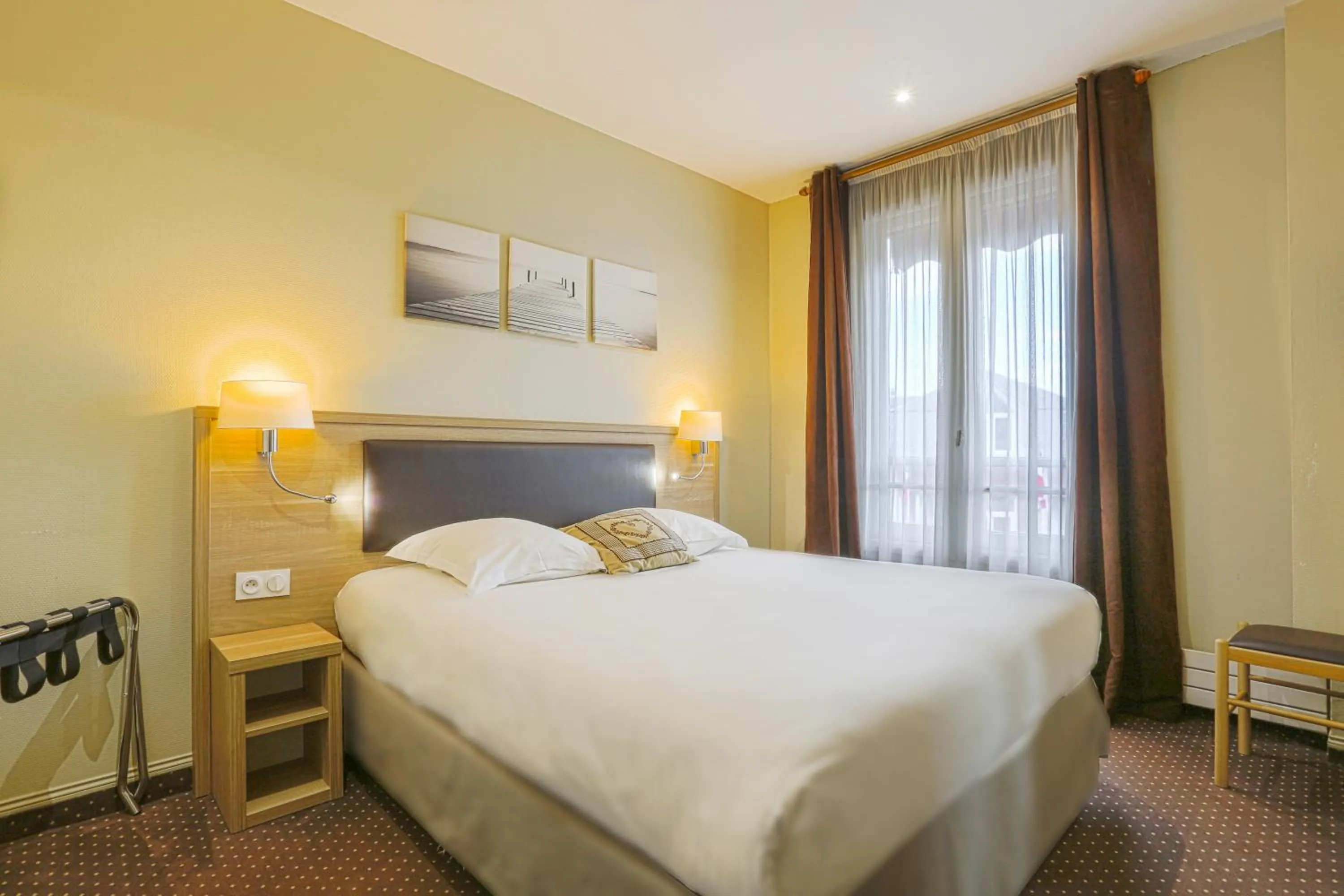 Photo of the whole room, Bed in Hôtel-Spa-Piscine Le Petit Castel Beuzeville-Honfleur